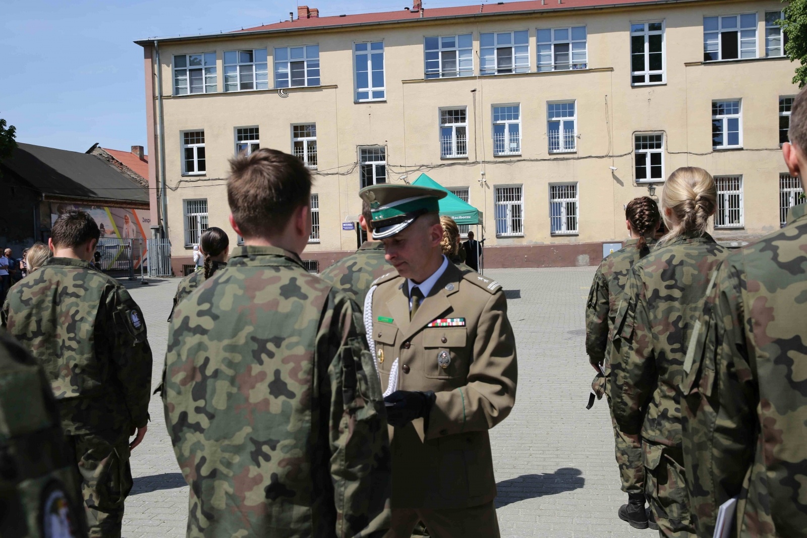 Zdjęcie w galerii na portalu naszraciborz.pl: Uroczyste ślubowanie patronackich klas Straży Granicznej w Raciborzu [FOTO i WIDEO] wiadomości z regionu