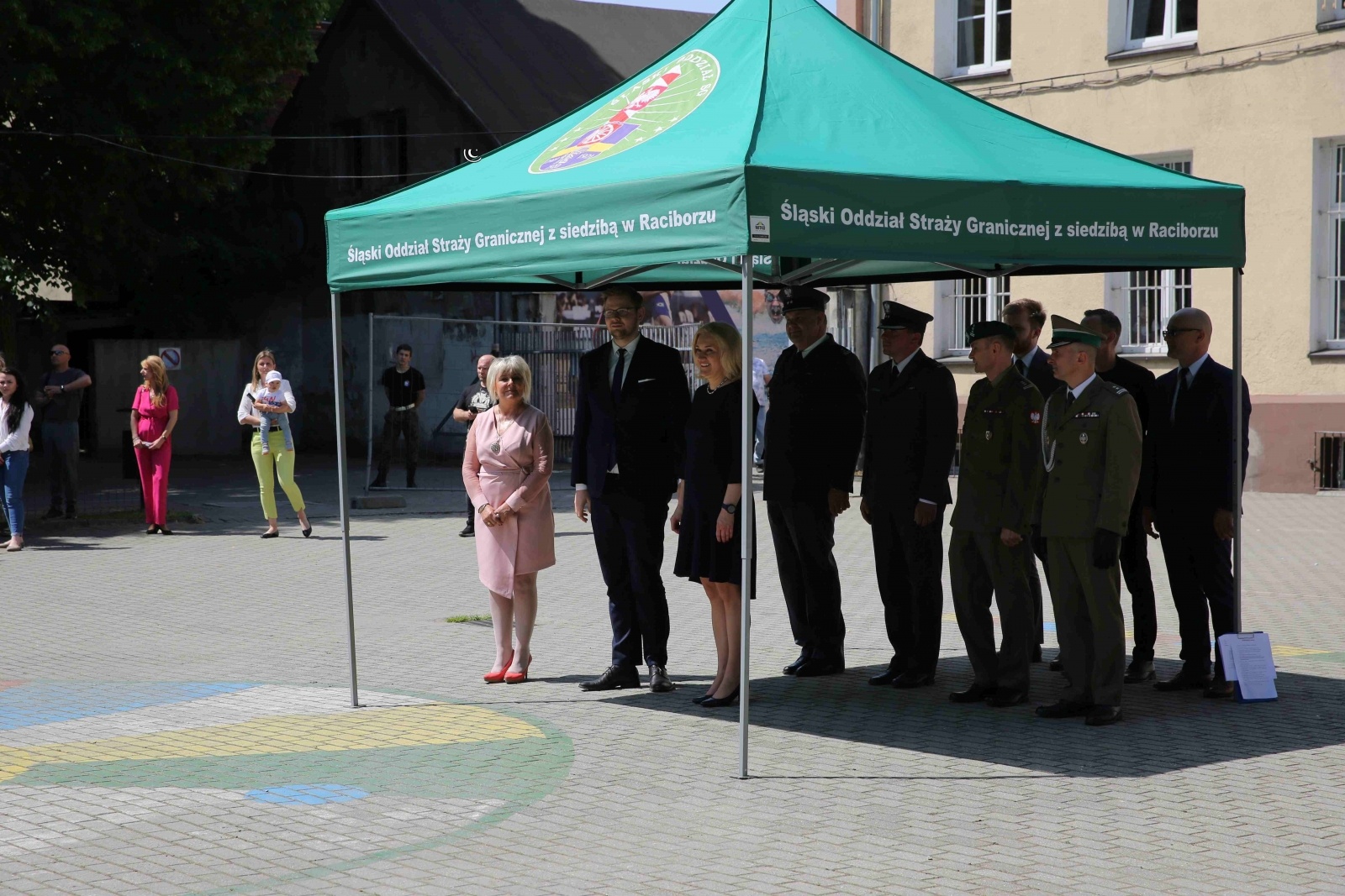 Zdjęcie w galerii na portalu naszraciborz.pl: Uroczyste ślubowanie patronackich klas Straży Granicznej w Raciborzu [FOTO i WIDEO] wiadomości z regionu