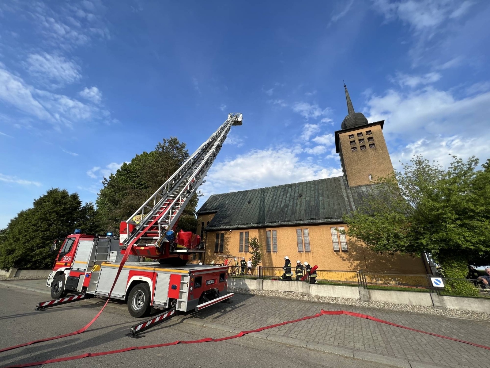 Zdjęcie w galerii na portalu naszraciborz.pl: Pożar kościoła w Pietraszynie. Cztery osoby ranne [FOTO i WIDEO z ĆWICZEŃ] wiadomości z regionu