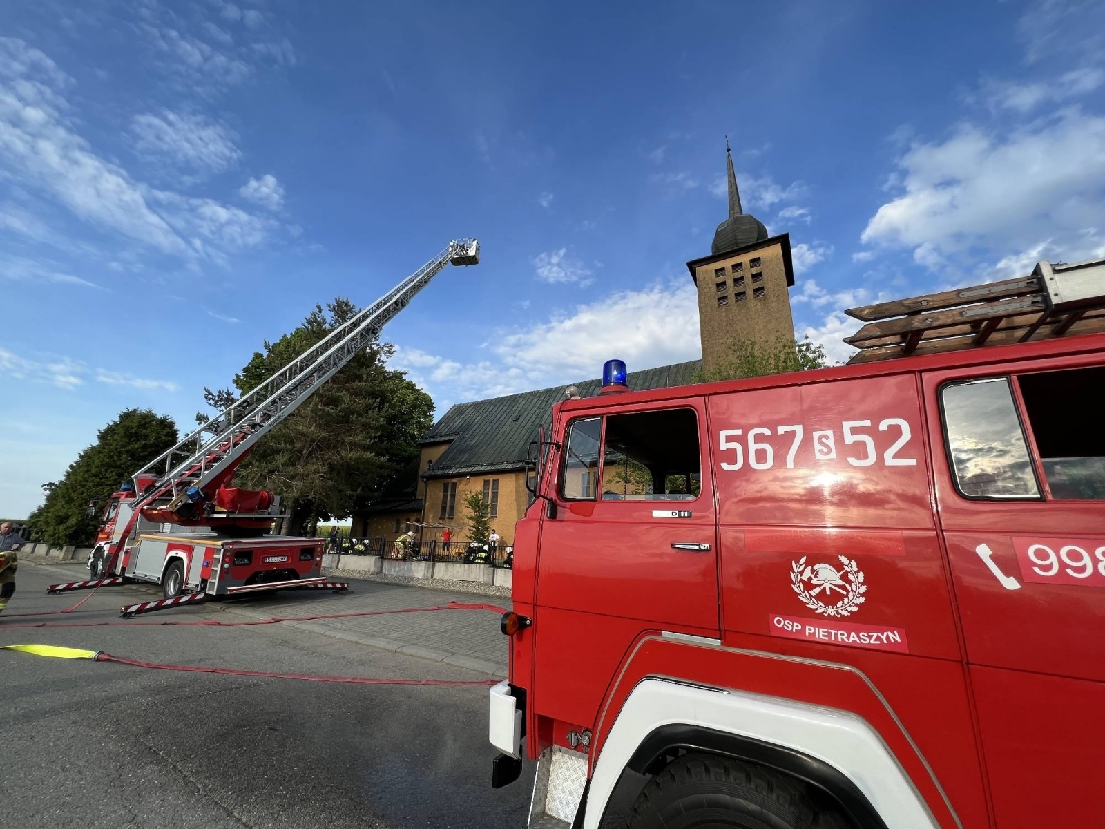 Zdjęcie w galerii na portalu naszraciborz.pl: Pożar kościoła w Pietraszynie. Cztery osoby ranne [FOTO i WIDEO z ĆWICZEŃ] wiadomości z regionu