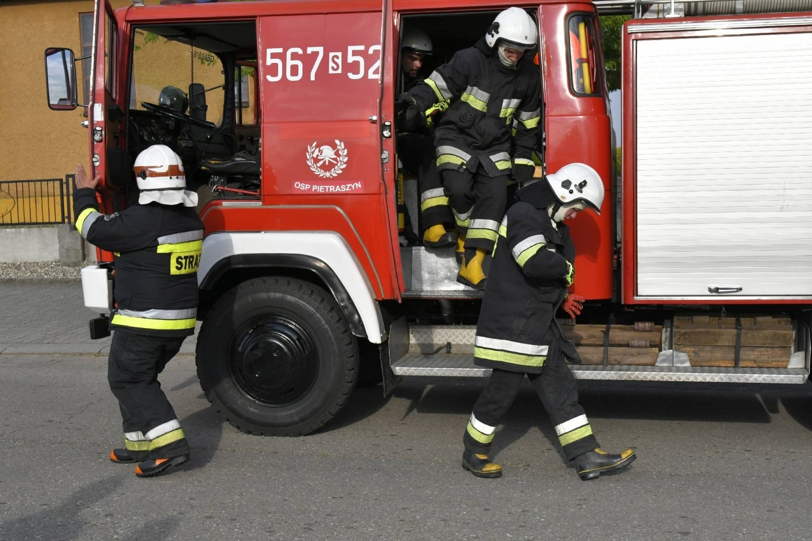 Zdjęcie w galerii na portalu naszraciborz.pl: Pożar kościoła w Pietraszynie. Cztery osoby ranne [FOTO i WIDEO z ĆWICZEŃ] wiadomości z regionu