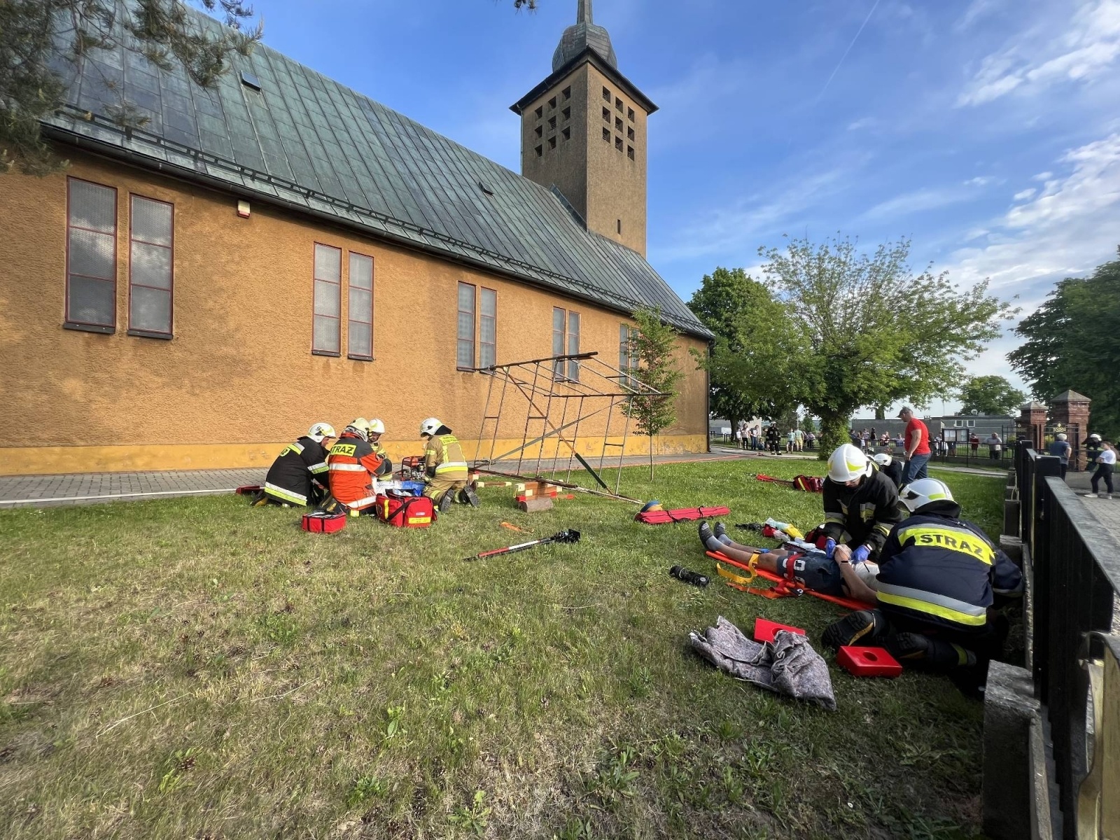 Zdjęcie w galerii na portalu naszraciborz.pl: Pożar kościoła w Pietraszynie. Cztery osoby ranne [FOTO i WIDEO z ĆWICZEŃ] wiadomości z regionu