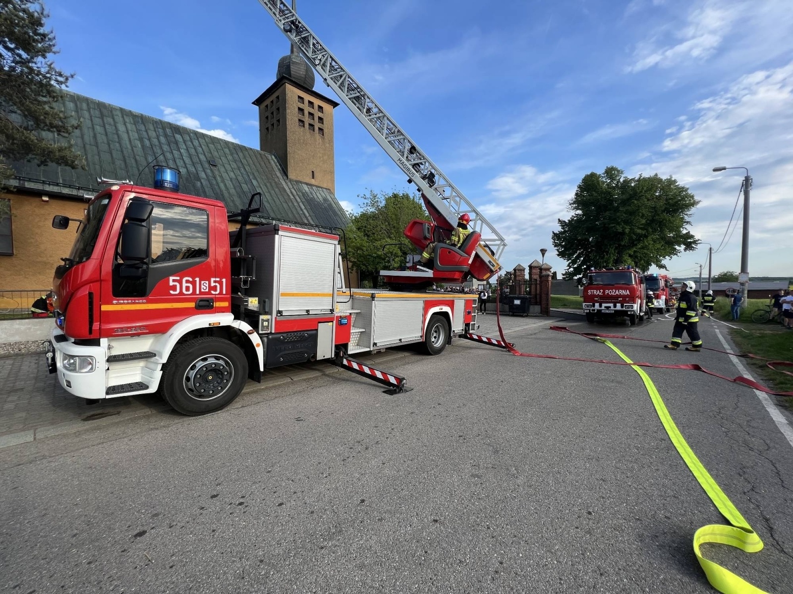 Zdjęcie w galerii na portalu naszraciborz.pl: Pożar kościoła w Pietraszynie. Cztery osoby ranne [FOTO i WIDEO z ĆWICZEŃ] wiadomości z regionu