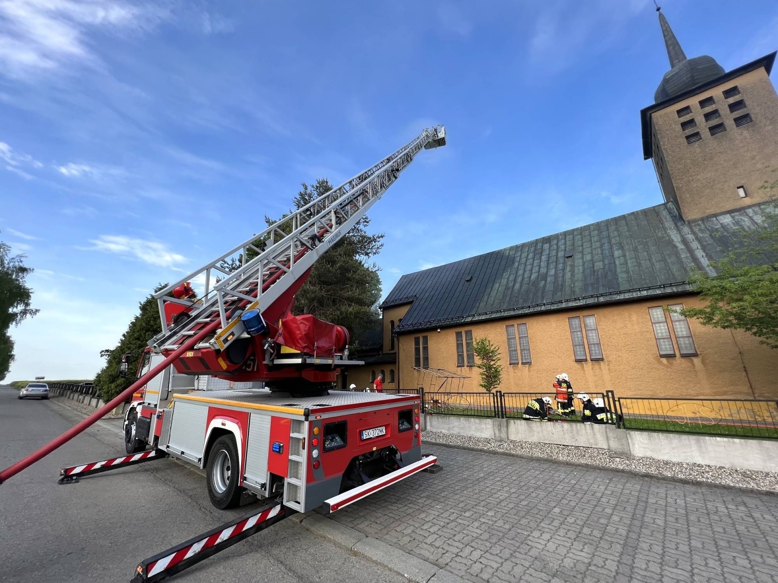 Zdjęcie w galerii na portalu naszraciborz.pl: Pożar kościoła w Pietraszynie. Cztery osoby ranne [FOTO i WIDEO z ĆWICZEŃ] wiadomości z regionu