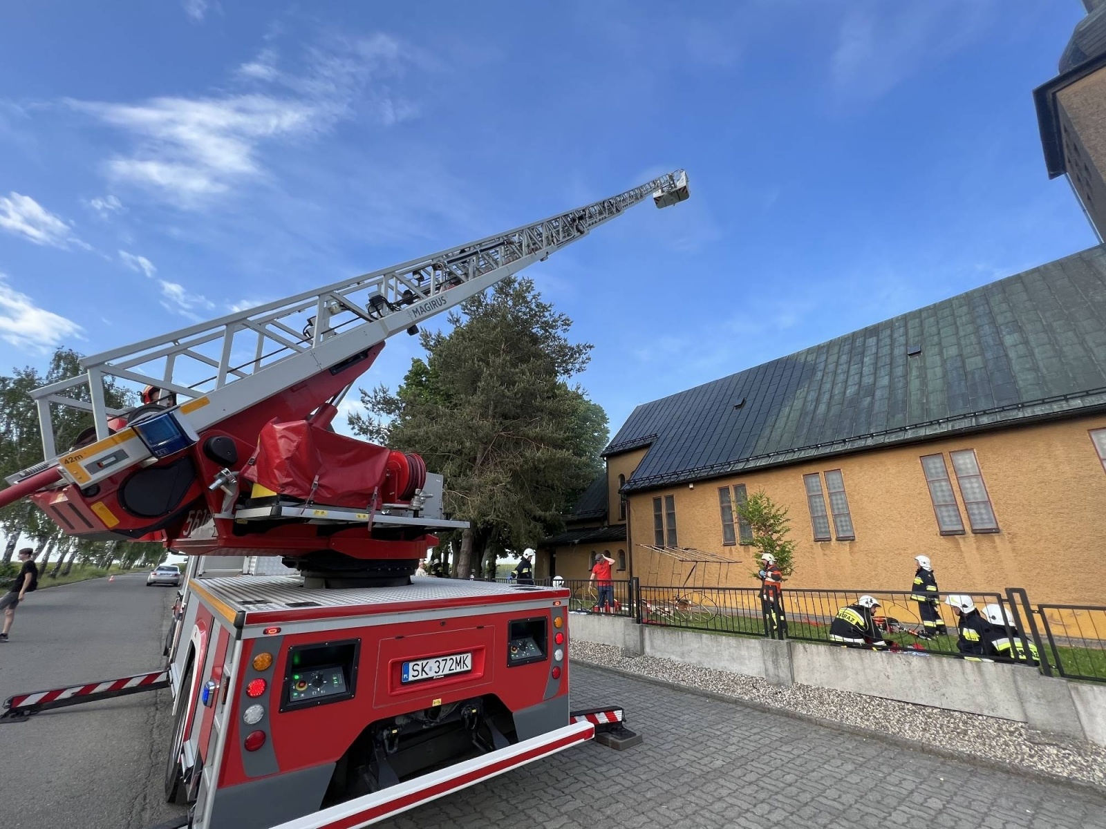 Zdjęcie w galerii na portalu naszraciborz.pl: Pożar kościoła w Pietraszynie. Cztery osoby ranne [FOTO i WIDEO z ĆWICZEŃ] wiadomości z regionu