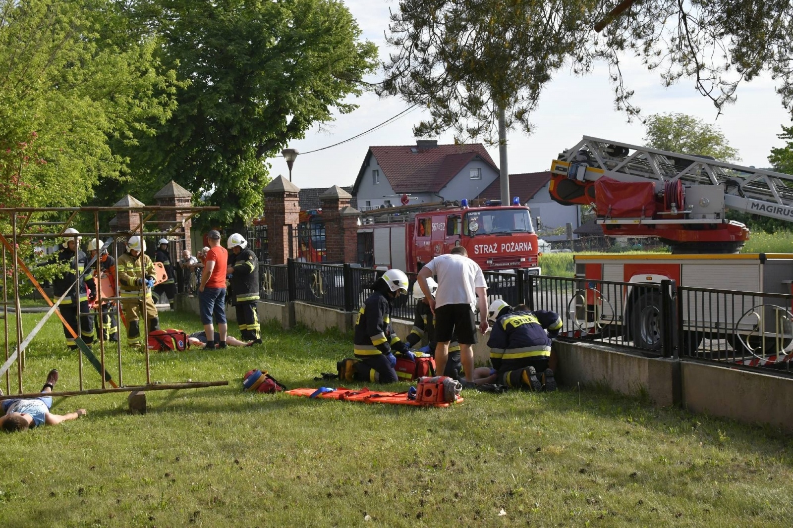 Zdjęcie w galerii na portalu naszraciborz.pl: Pożar kościoła w Pietraszynie. Cztery osoby ranne [FOTO i WIDEO z ĆWICZEŃ] wiadomości z regionu