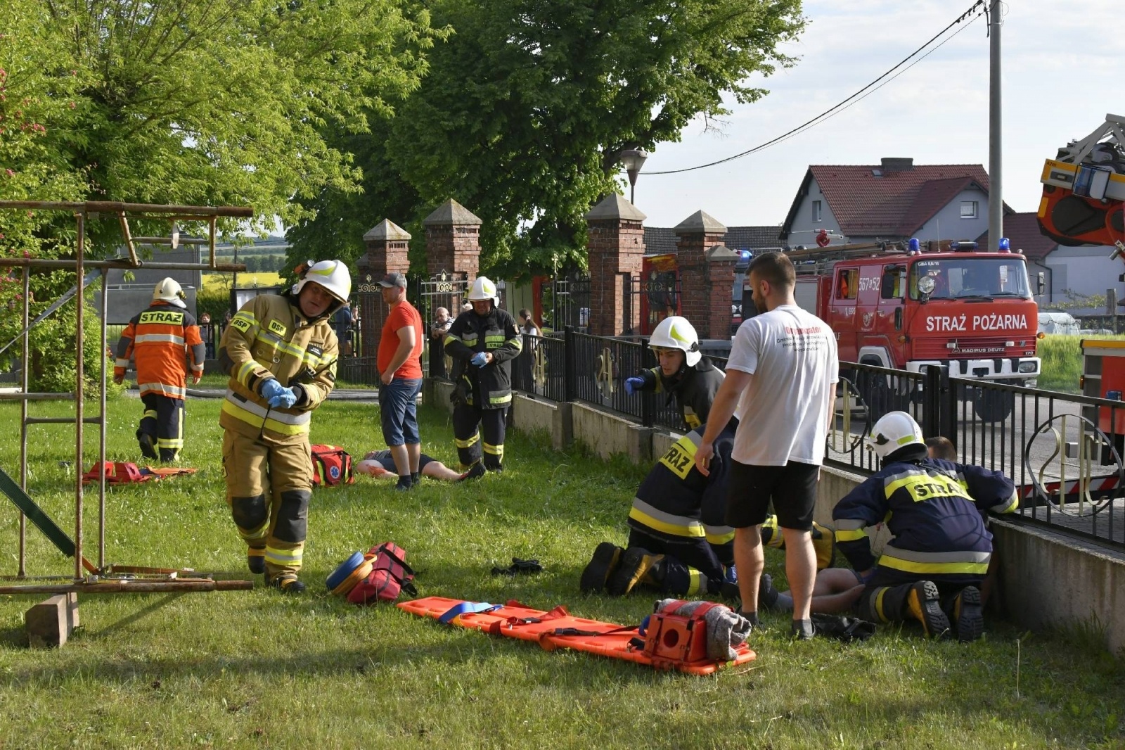 Zdjęcie w galerii na portalu naszraciborz.pl: Pożar kościoła w Pietraszynie. Cztery osoby ranne [FOTO i WIDEO z ĆWICZEŃ] wiadomości z regionu