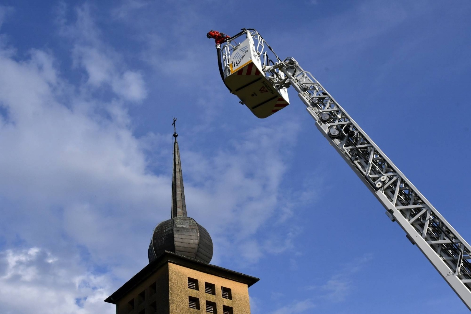 Zdjęcie w galerii na portalu naszraciborz.pl: Pożar kościoła w Pietraszynie. Cztery osoby ranne [FOTO i WIDEO z ĆWICZEŃ] wiadomości z regionu