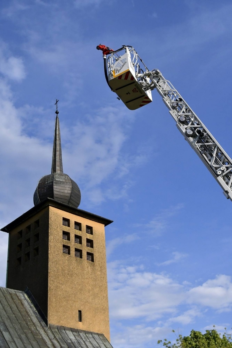 Zdjęcie w galerii na portalu naszraciborz.pl: Pożar kościoła w Pietraszynie. Cztery osoby ranne [FOTO i WIDEO z ĆWICZEŃ] wiadomości z regionu