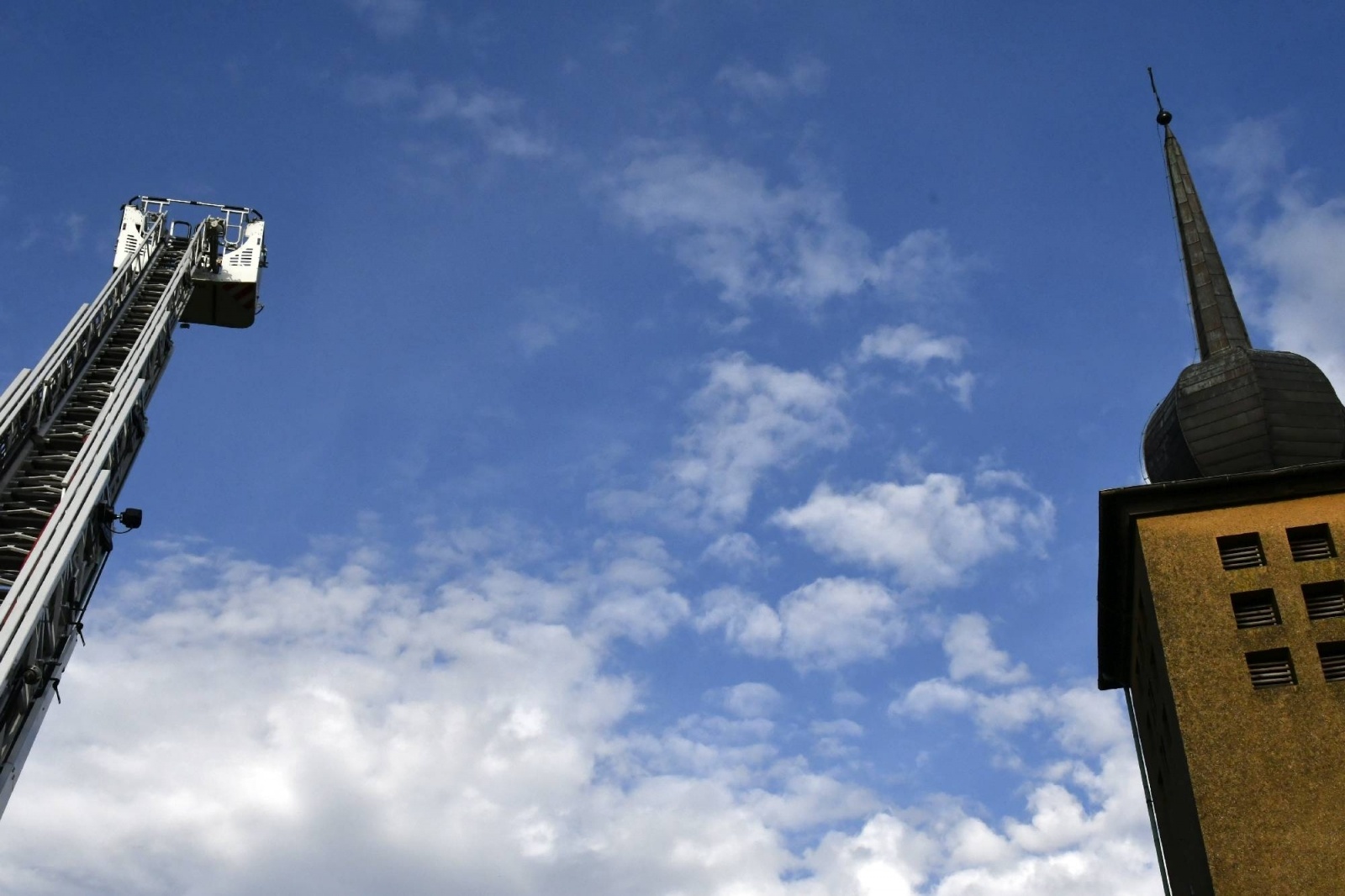Zdjęcie w galerii na portalu naszraciborz.pl: Pożar kościoła w Pietraszynie. Cztery osoby ranne [FOTO i WIDEO z ĆWICZEŃ] wiadomości z regionu