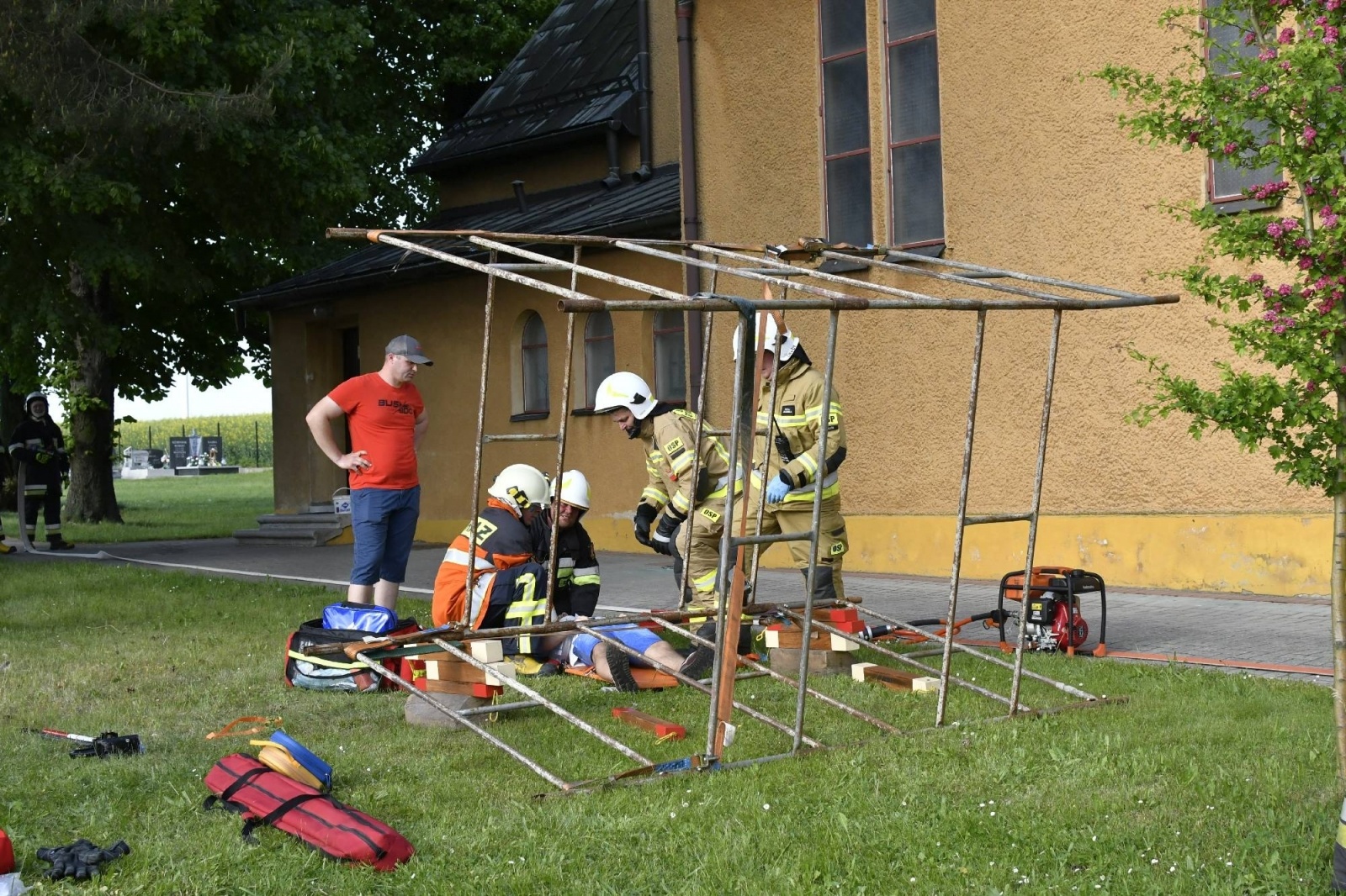 Zdjęcie w galerii na portalu naszraciborz.pl: Pożar kościoła w Pietraszynie. Cztery osoby ranne [FOTO i WIDEO z ĆWICZEŃ] wiadomości z regionu