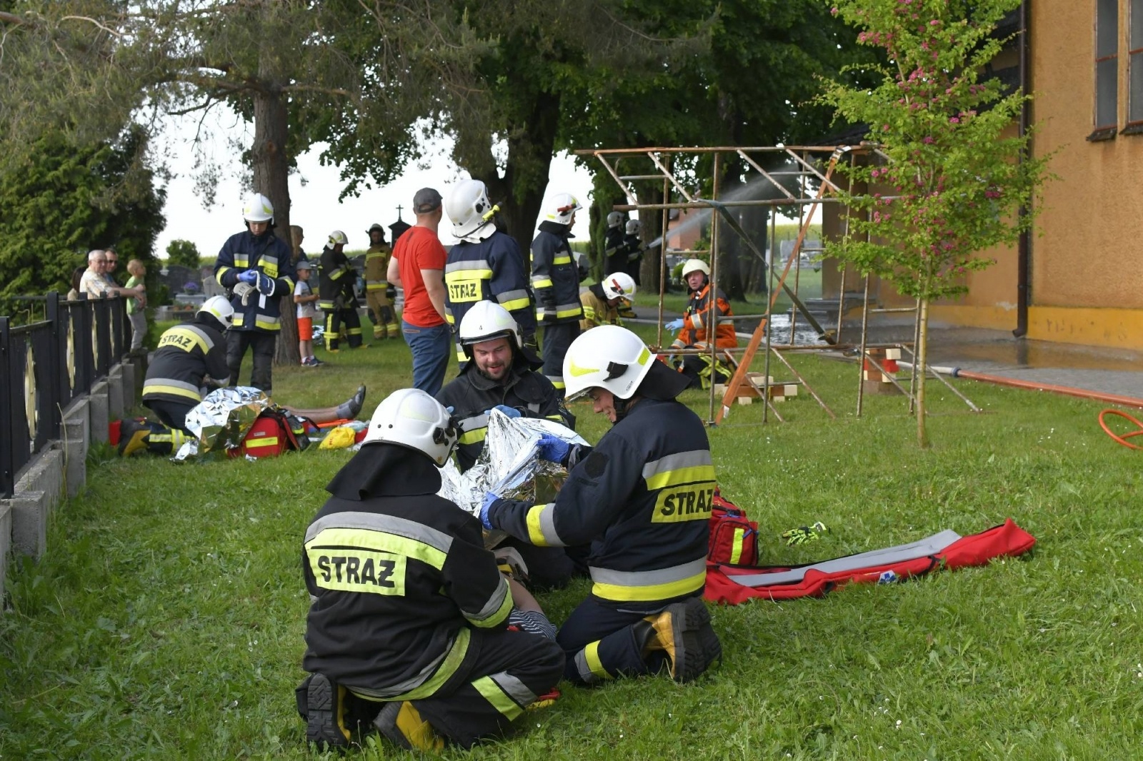 Zdjęcie w galerii na portalu naszraciborz.pl: Pożar kościoła w Pietraszynie. Cztery osoby ranne [FOTO i WIDEO z ĆWICZEŃ] wiadomości z regionu