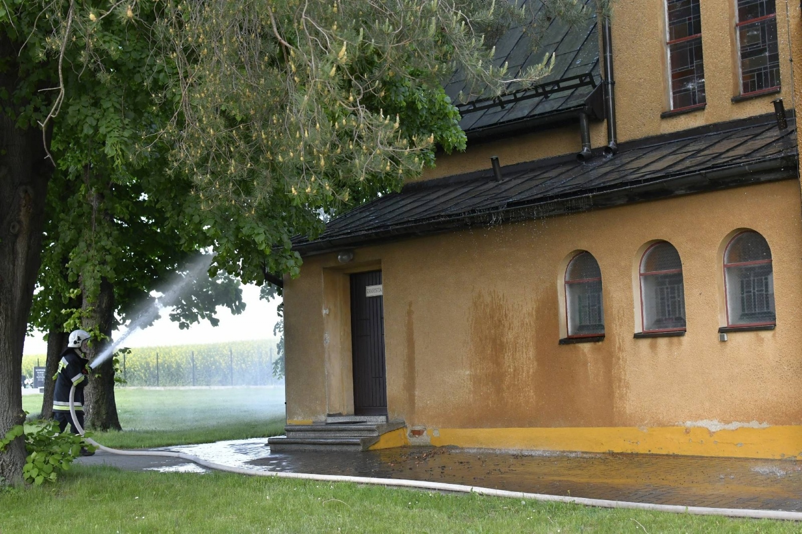 Zdjęcie w galerii na portalu naszraciborz.pl: Pożar kościoła w Pietraszynie. Cztery osoby ranne [FOTO i WIDEO z ĆWICZEŃ] wiadomości z regionu