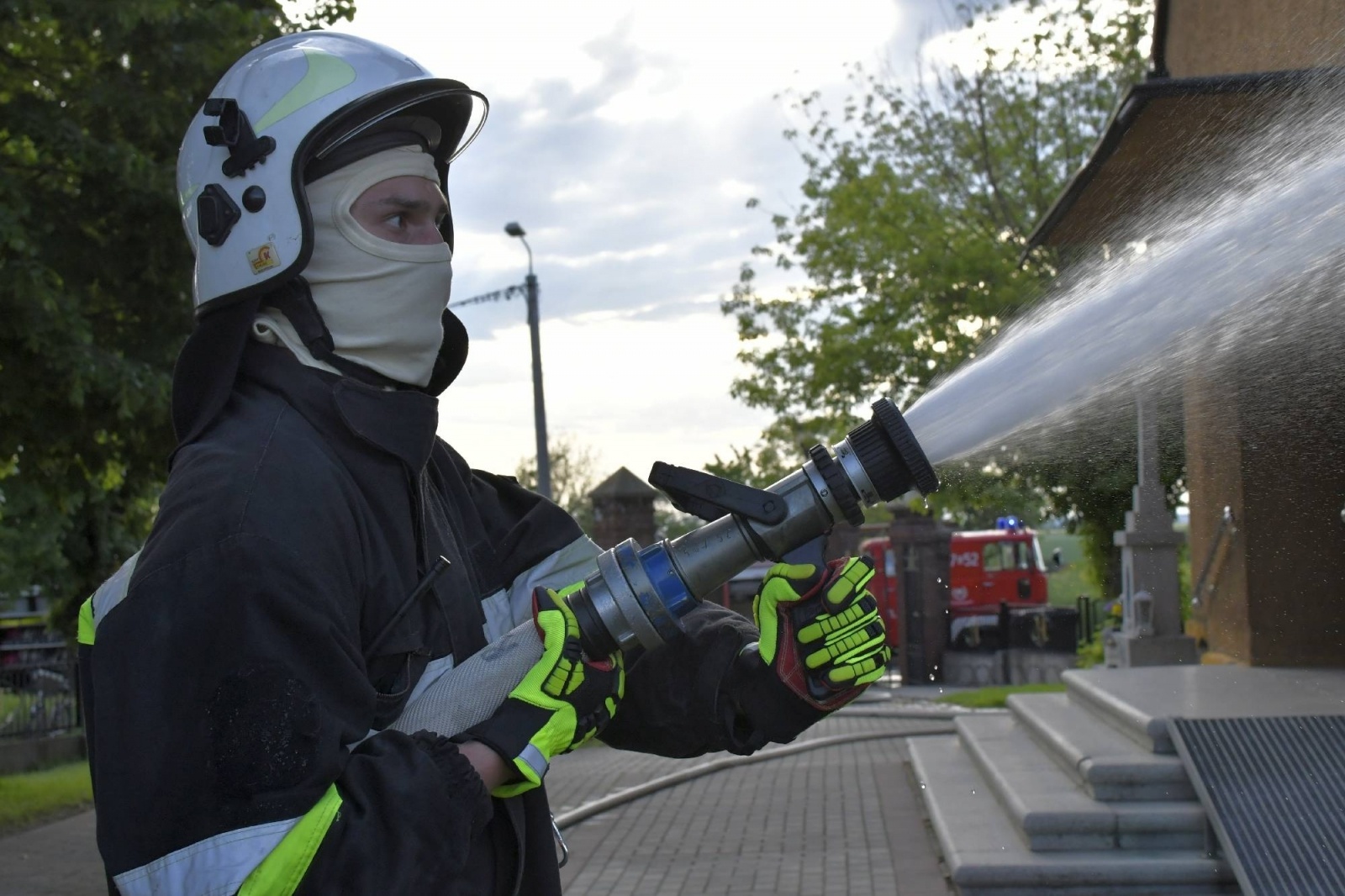 Zdjęcie w galerii na portalu naszraciborz.pl: Pożar kościoła w Pietraszynie. Cztery osoby ranne [FOTO i WIDEO z ĆWICZEŃ] wiadomości z regionu