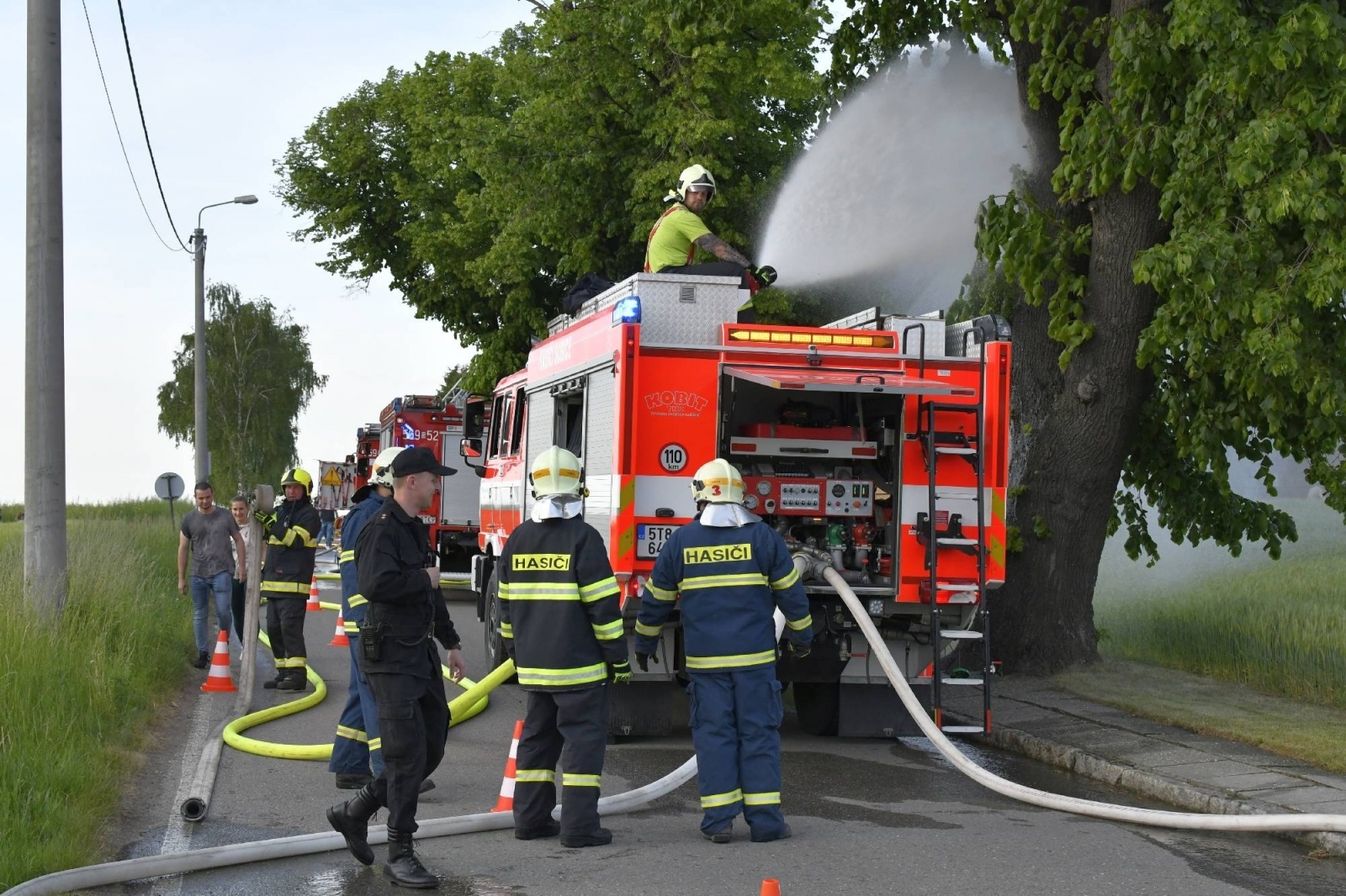 Zdjęcie w galerii na portalu naszraciborz.pl: Pożar kościoła w Pietraszynie. Cztery osoby ranne [FOTO i WIDEO z ĆWICZEŃ] wiadomości z regionu