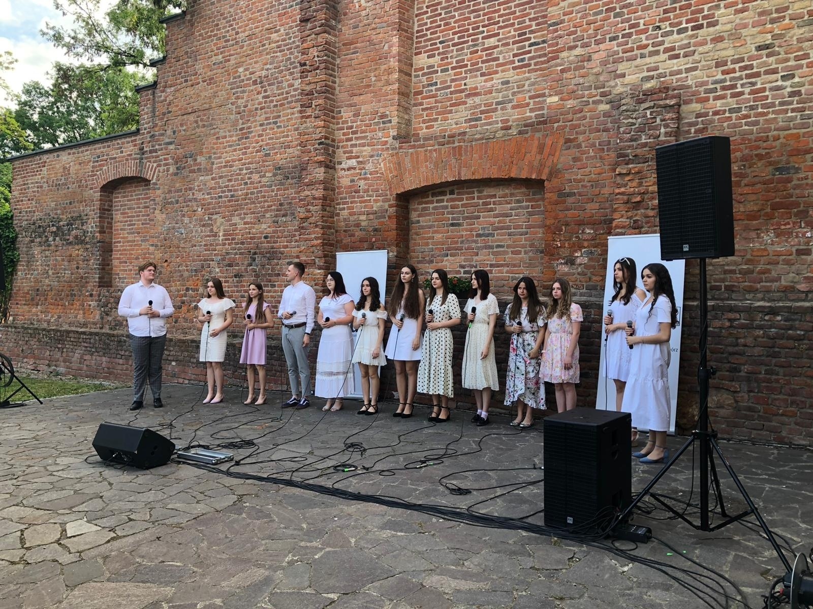 Zdjęcie w galerii na portalu naszraciborz.pl: Koncert papieski zespołu Miraż na zamkowym dziedzińcu [FOTO i WIDEO] wiadomości z regionu