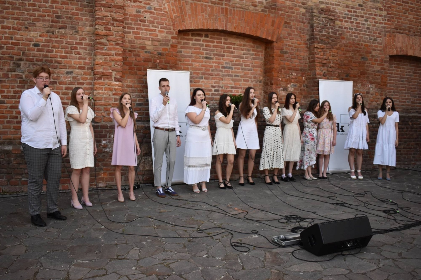 Zdjęcie w galerii na portalu naszraciborz.pl: Koncert papieski zespołu Miraż na zamkowym dziedzińcu [FOTO i WIDEO] wiadomości z regionu