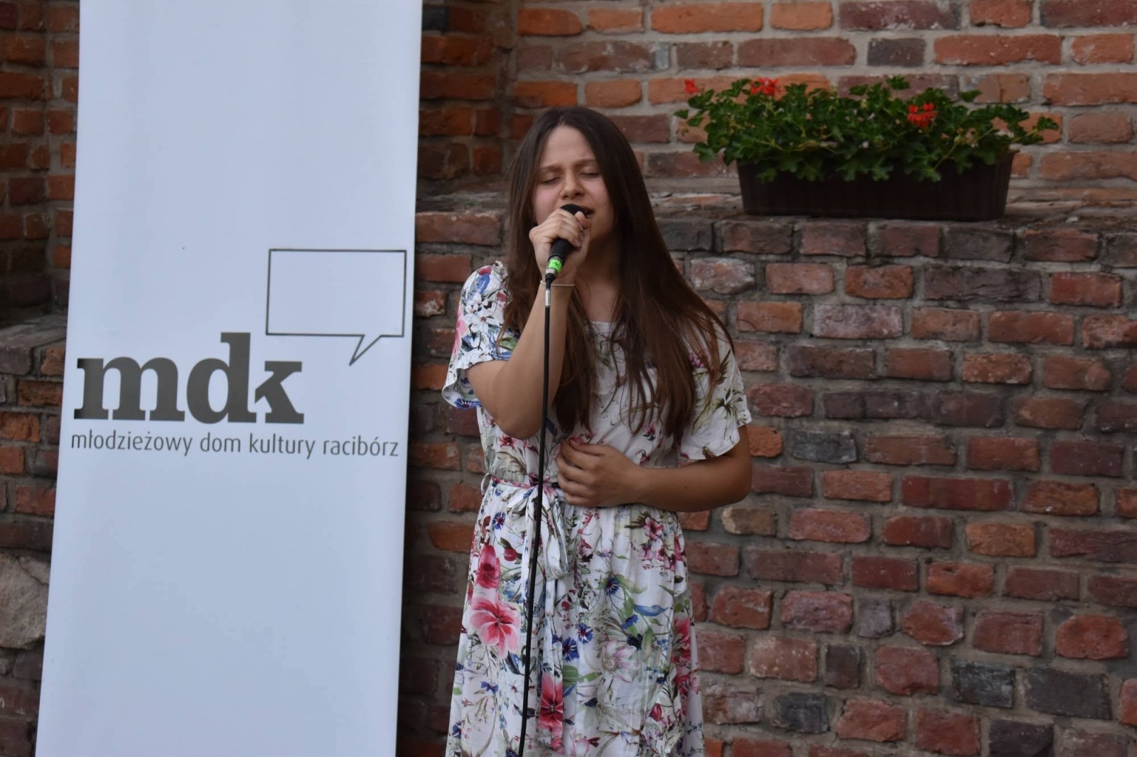 Zdjęcie w galerii na portalu naszraciborz.pl: Koncert papieski zespołu Miraż na zamkowym dziedzińcu [FOTO i WIDEO] wiadomości z regionu