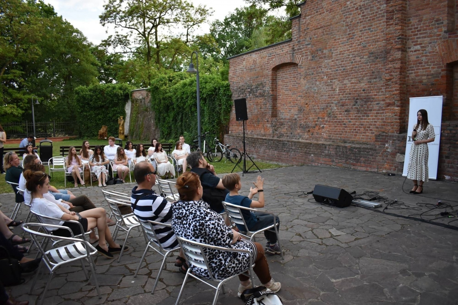 Zdjęcie w galerii na portalu naszraciborz.pl: Koncert papieski zespołu Miraż na zamkowym dziedzińcu [FOTO i WIDEO] wiadomości z regionu