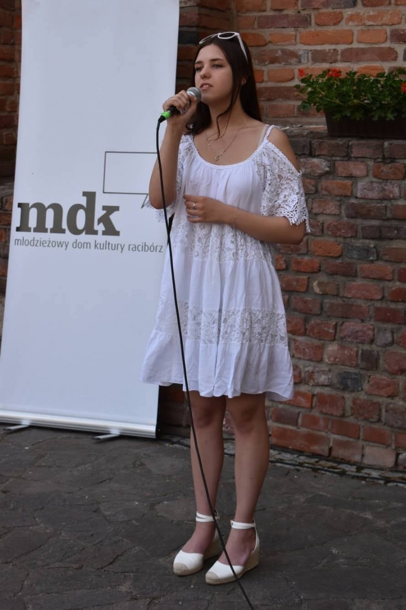 Zdjęcie w galerii na portalu naszraciborz.pl: Koncert papieski zespołu Miraż na zamkowym dziedzińcu [FOTO i WIDEO] wiadomości z regionu