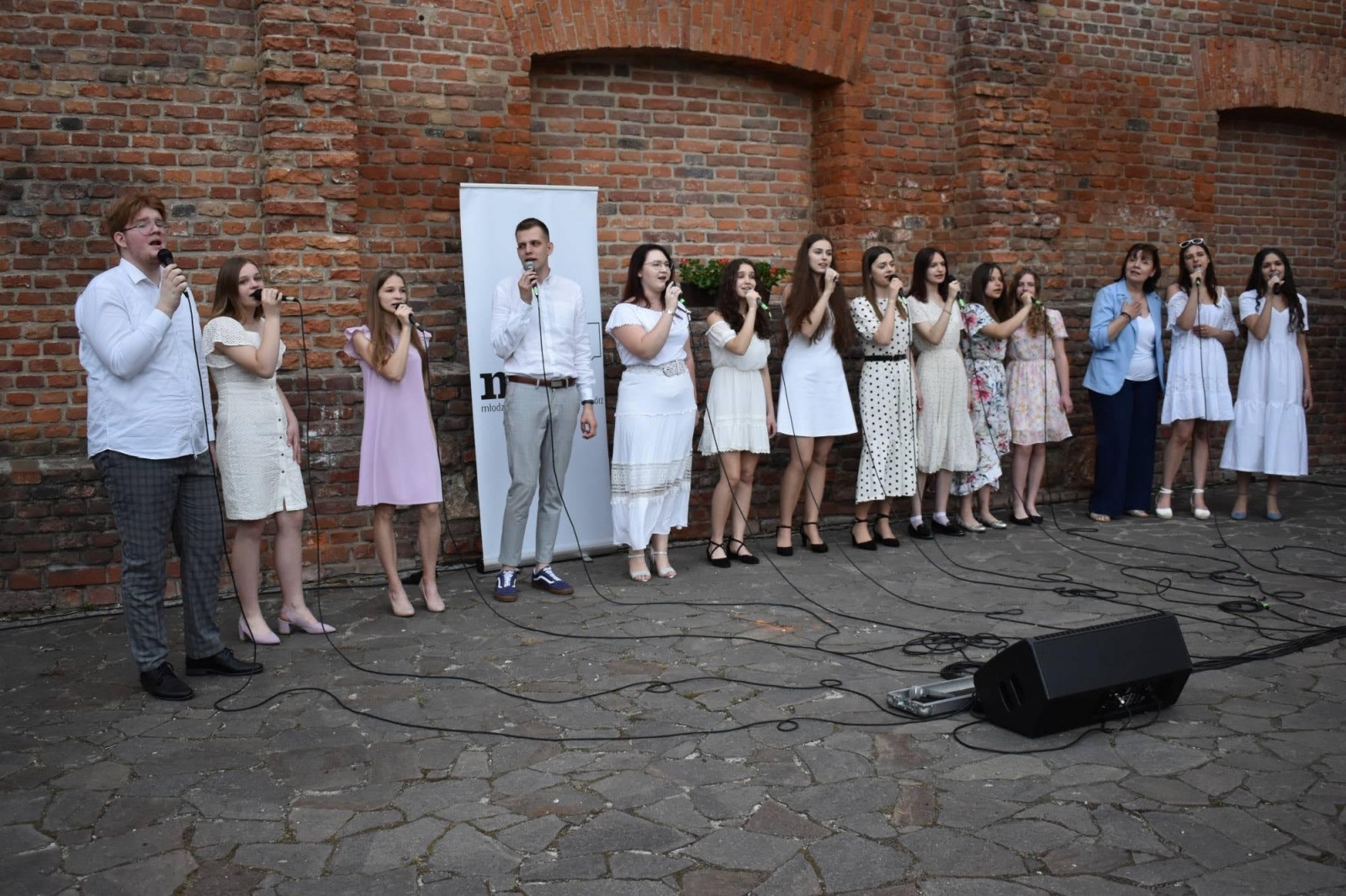 Zdjęcie w galerii na portalu naszraciborz.pl: Koncert papieski zespołu Miraż na zamkowym dziedzińcu [FOTO i WIDEO] wiadomości z regionu