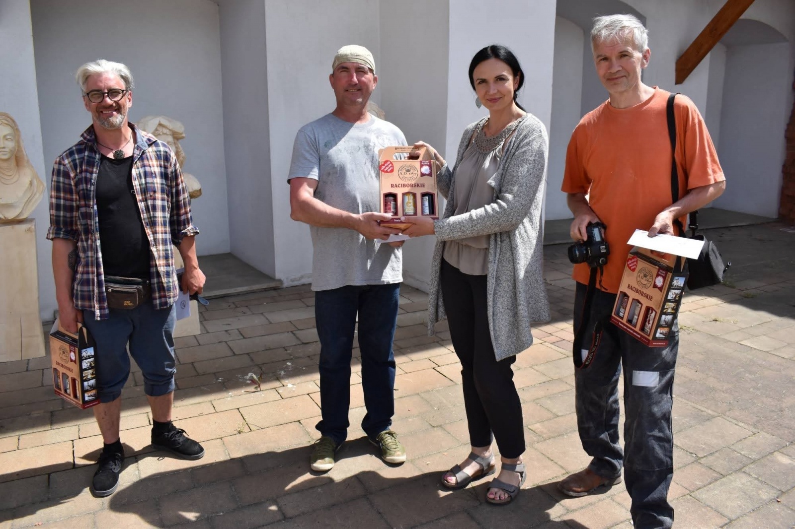 Zdjęcie w galerii na portalu naszraciborz.pl: Księżniczki gotowe. II plener rzeźbiarski na zamku zakończony wiadomości z regionu