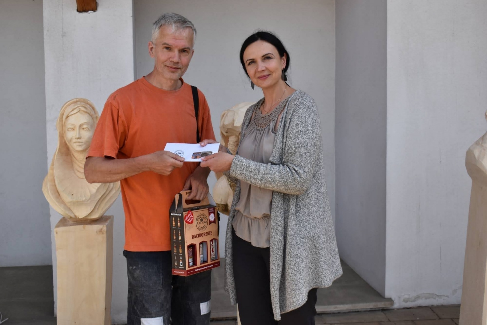 Zdjęcie w galerii na portalu naszraciborz.pl: Księżniczki gotowe. II plener rzeźbiarski na zamku zakończony wiadomości z regionu