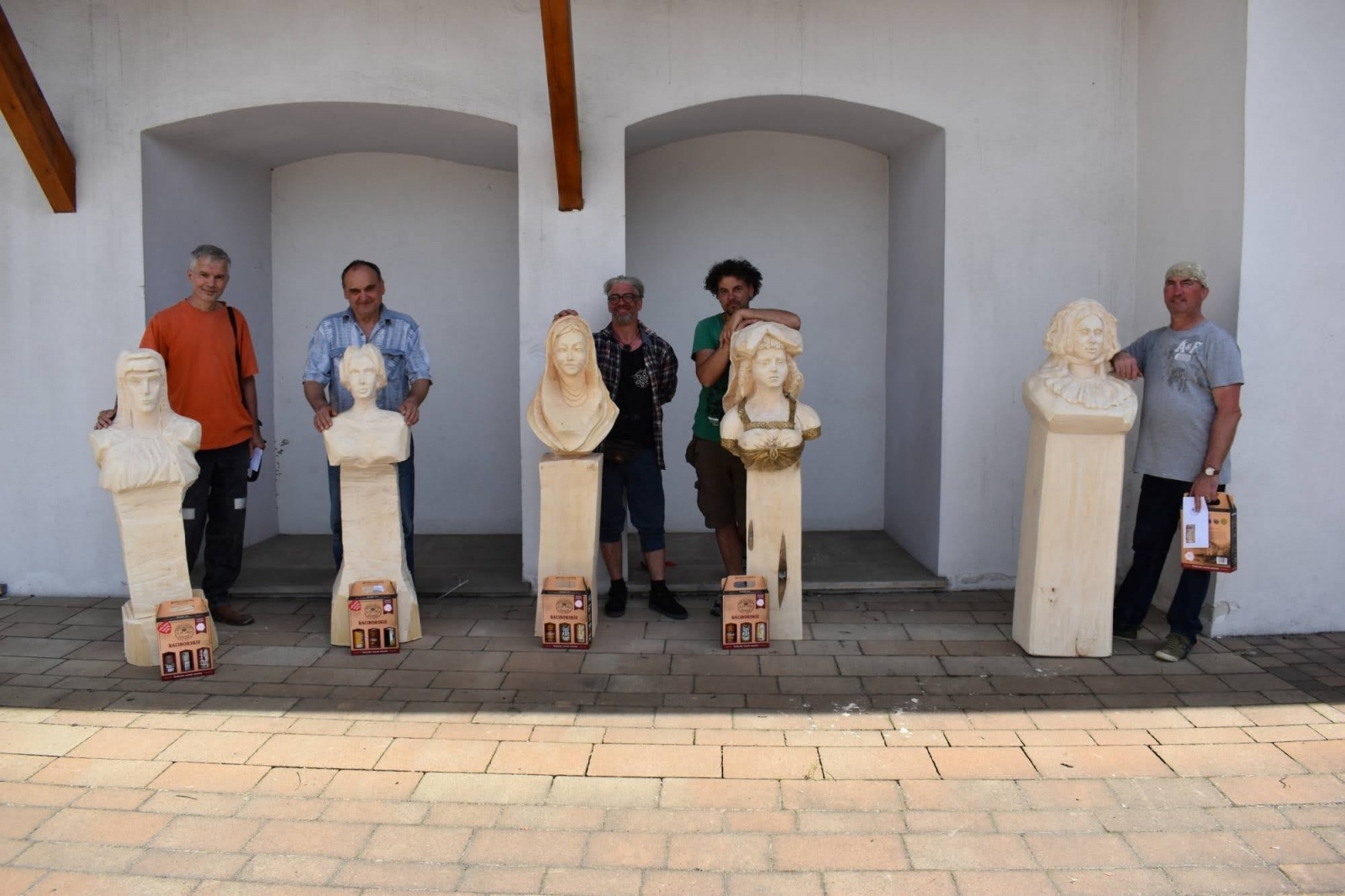 Zdjęcie w galerii na portalu naszraciborz.pl: Księżniczki gotowe. II plener rzeźbiarski na zamku zakończony wiadomości z regionu