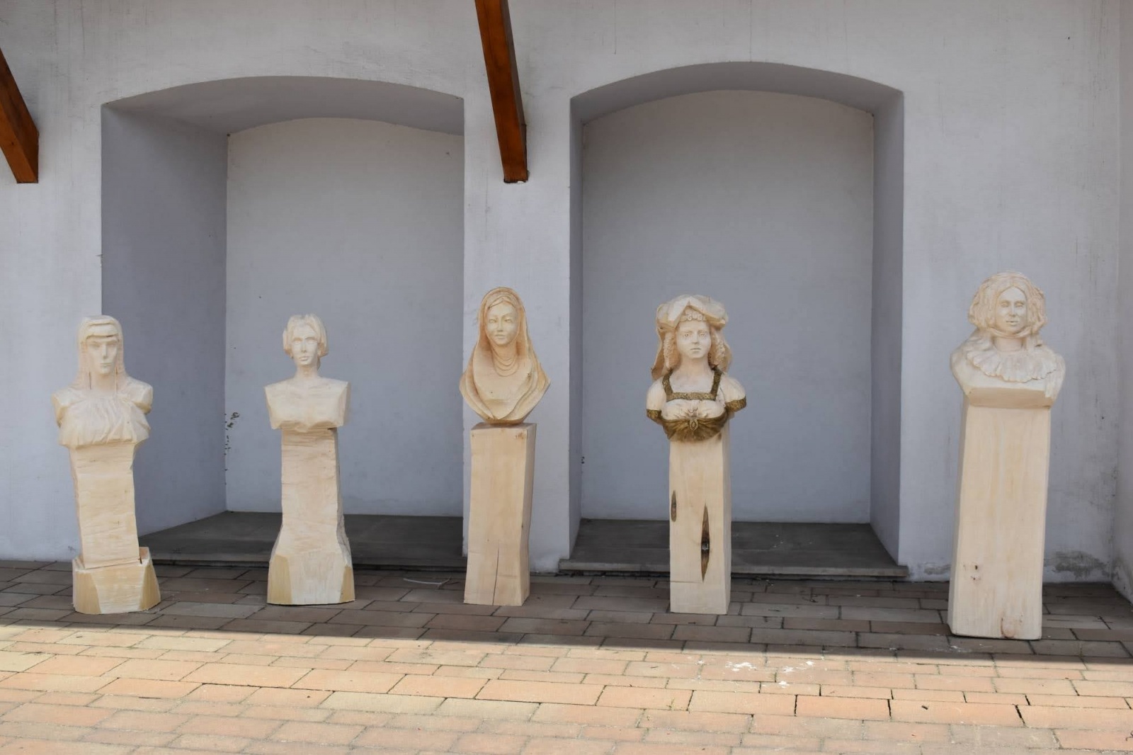 Zdjęcie w galerii na portalu naszraciborz.pl: Księżniczki gotowe. II plener rzeźbiarski na zamku zakończony wiadomości z regionu