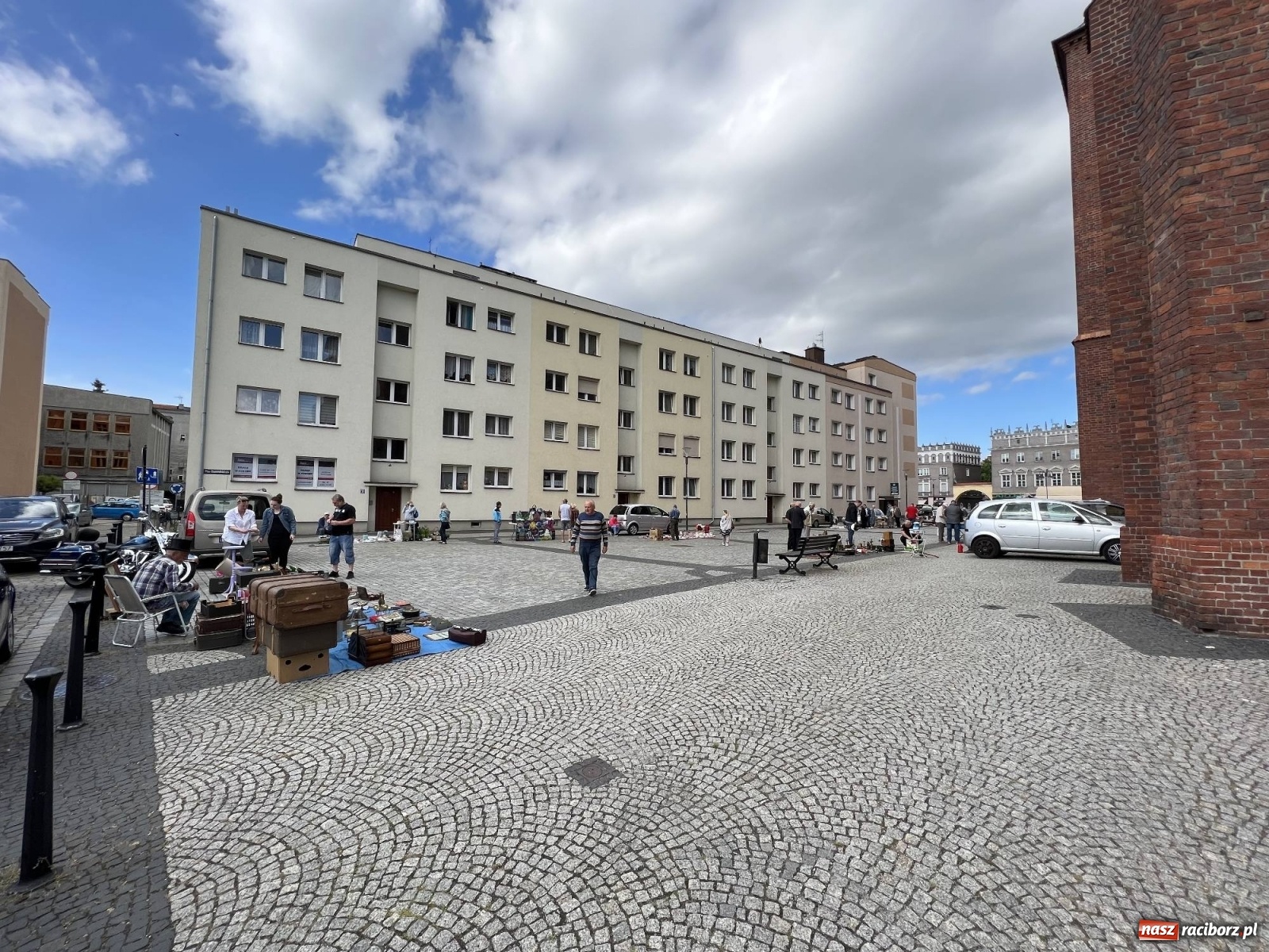 Zdjęcie w galerii na portalu naszraciborz.pl: Deszcz przestraszył kupców na pl. Dominikańskim wiadomości z regionu