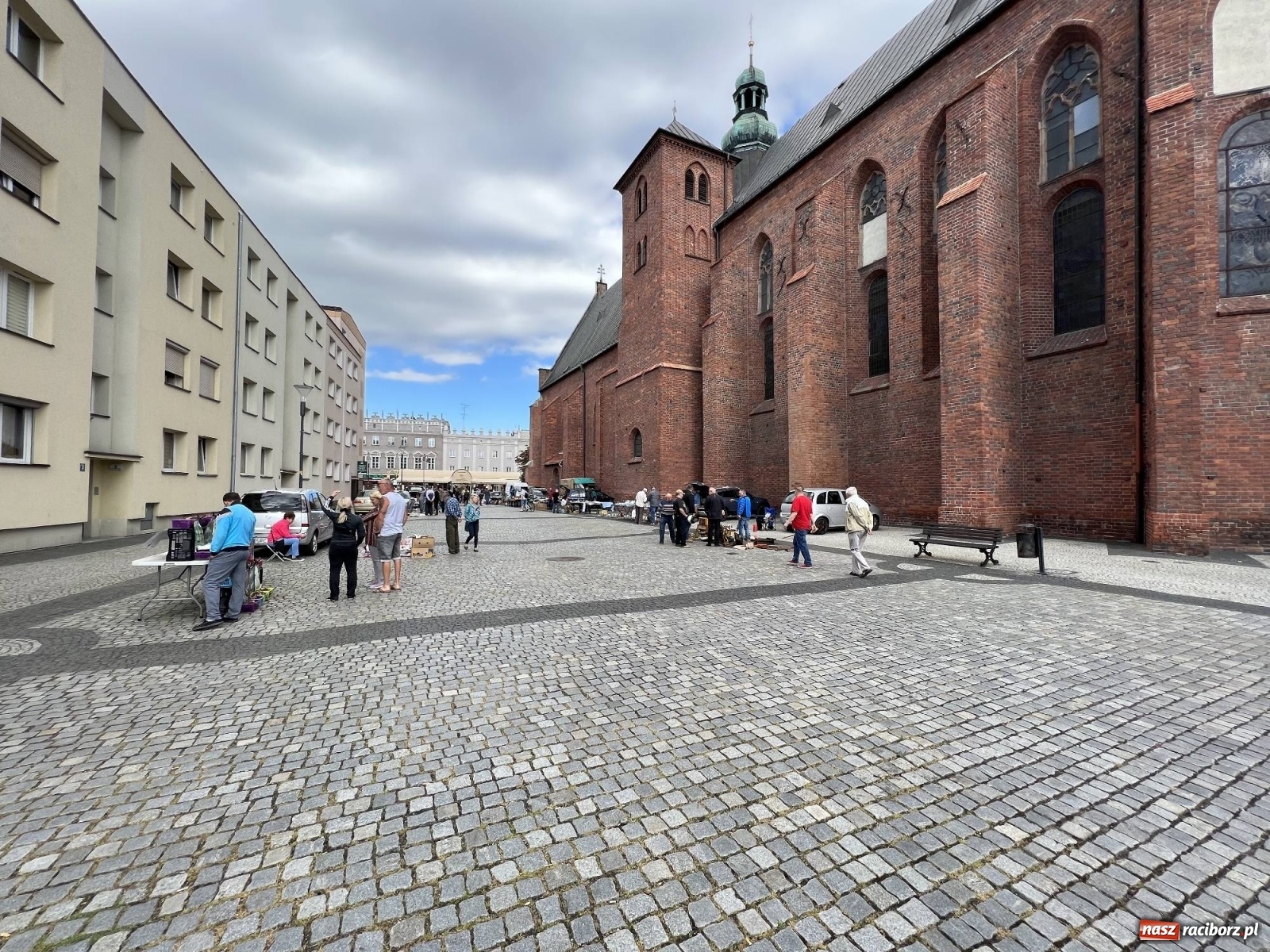 Zdjęcie w galerii na portalu naszraciborz.pl: Deszcz przestraszył kupców na pl. Dominikańskim wiadomości z regionu