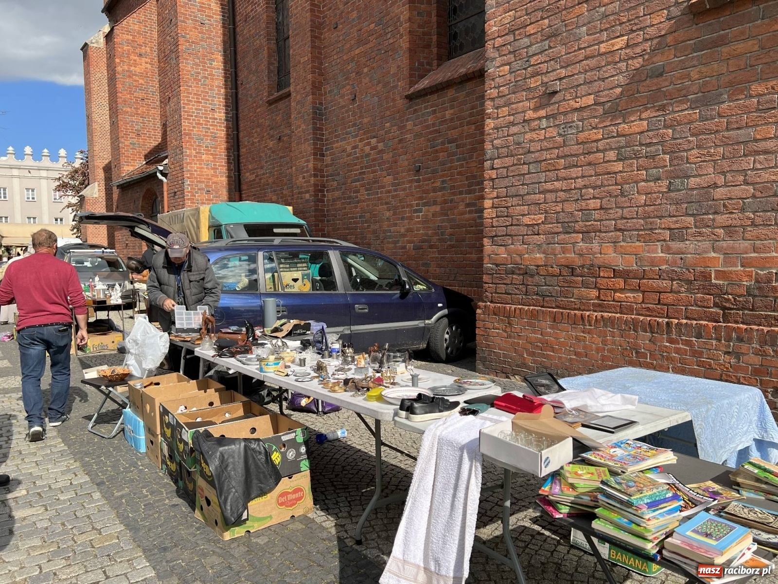 Zdjęcie w galerii na portalu naszraciborz.pl: Deszcz przestraszył kupców na pl. Dominikańskim wiadomości z regionu