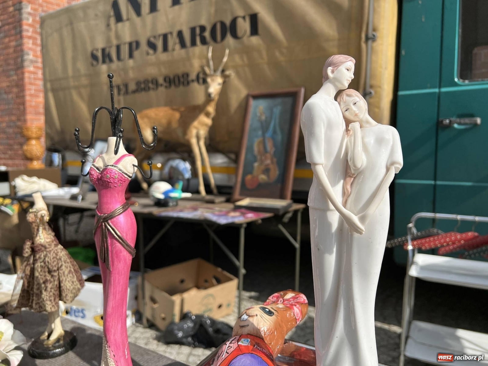 Zdjęcie w galerii na portalu naszraciborz.pl: Deszcz przestraszył kupców na pl. Dominikańskim wiadomości z regionu