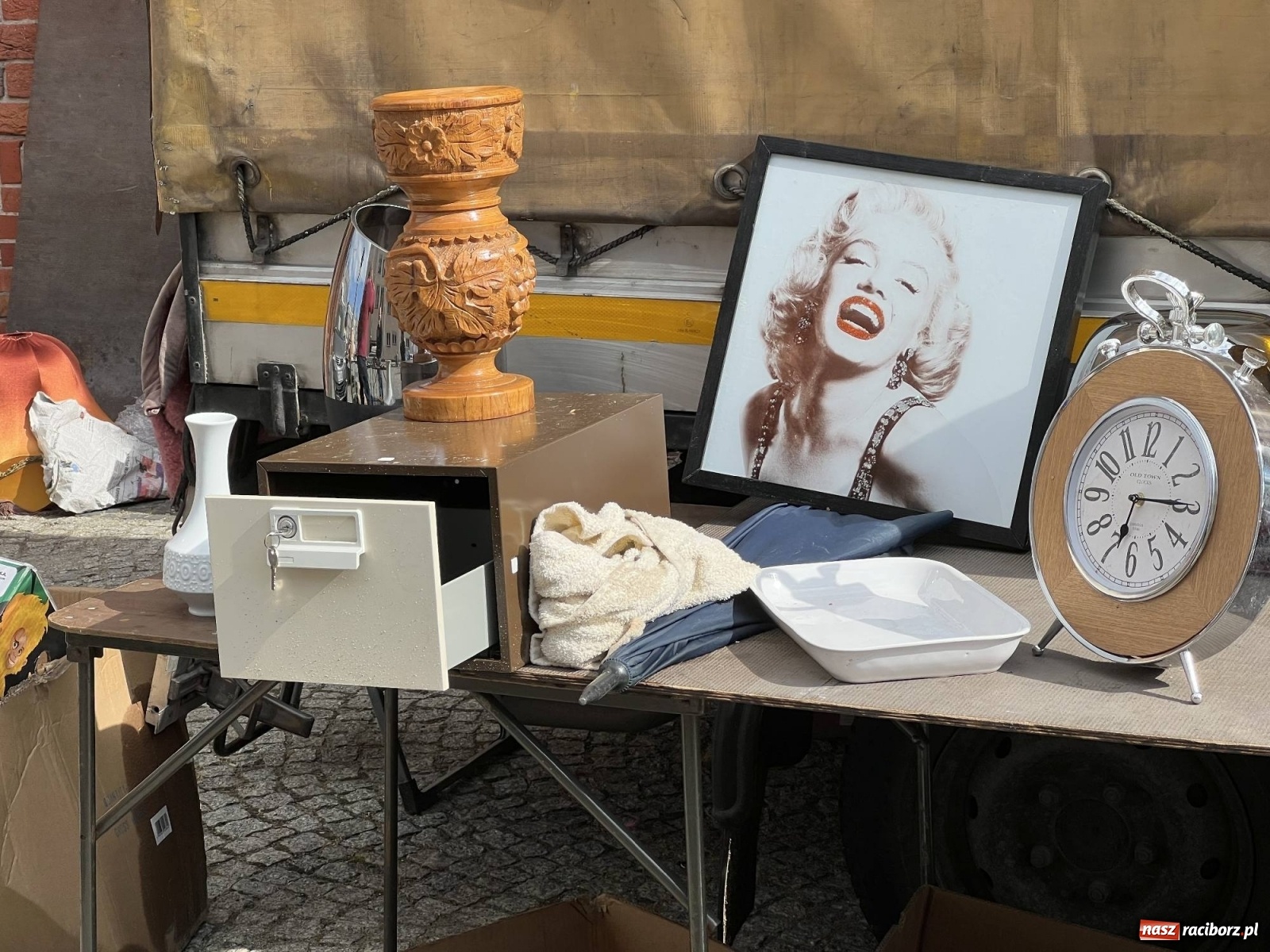 Zdjęcie w galerii na portalu naszraciborz.pl: Deszcz przestraszył kupców na pl. Dominikańskim wiadomości z regionu