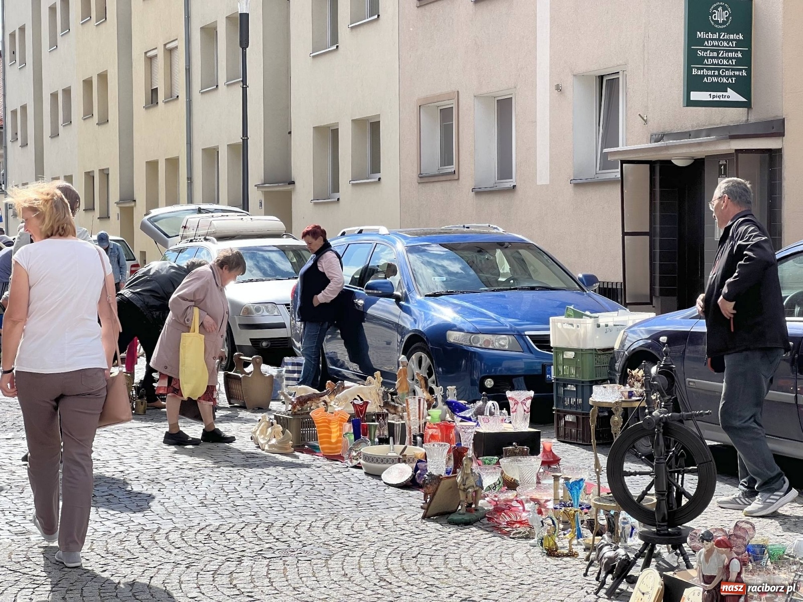 Zdjęcie w galerii na portalu naszraciborz.pl: Deszcz przestraszył kupców na pl. Dominikańskim wiadomości z regionu