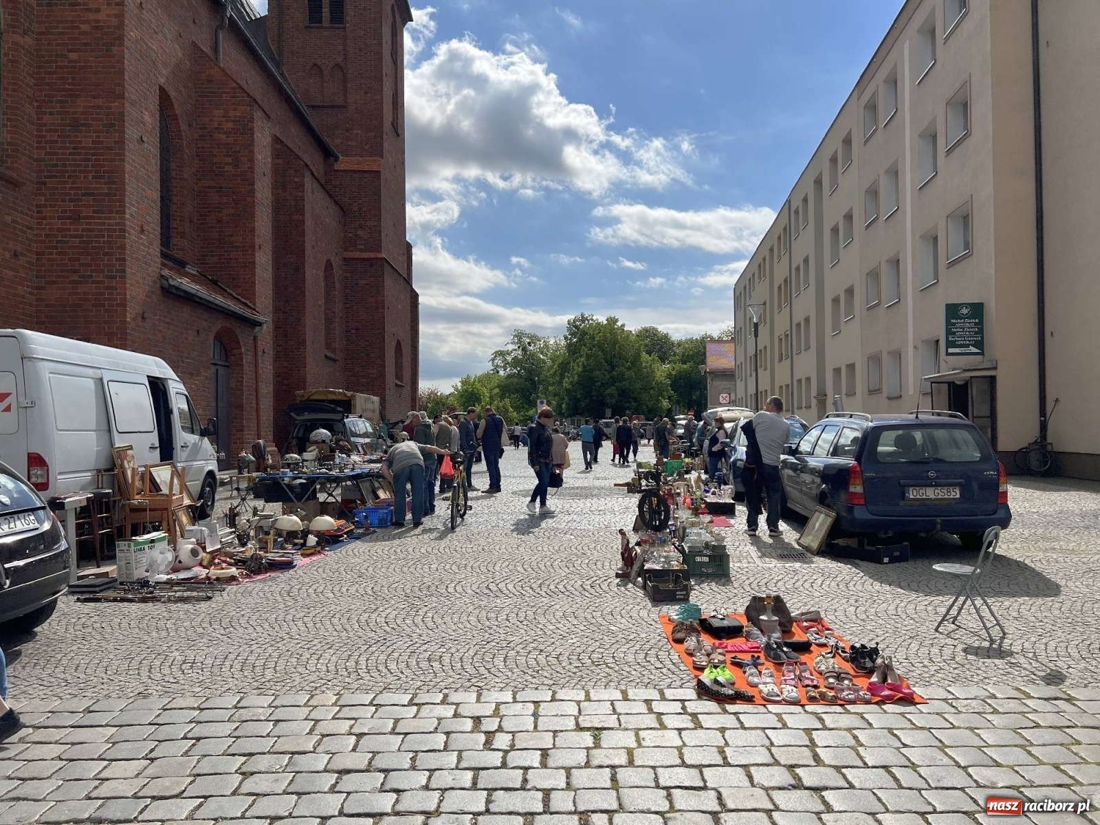 Zdjęcie w galerii na portalu naszraciborz.pl: Deszcz przestraszył kupców na pl. Dominikańskim wiadomości z regionu