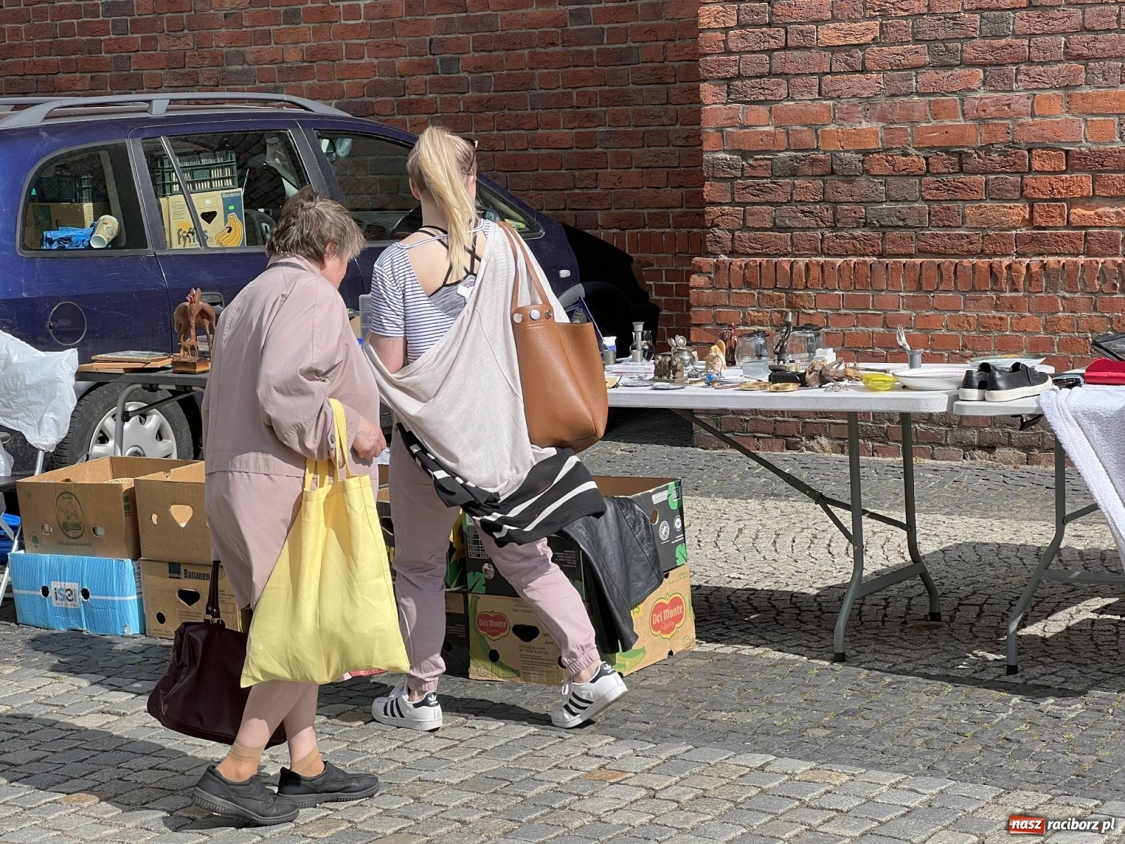 Zdjęcie w galerii na portalu naszraciborz.pl: Deszcz przestraszył kupców na pl. Dominikańskim wiadomości z regionu