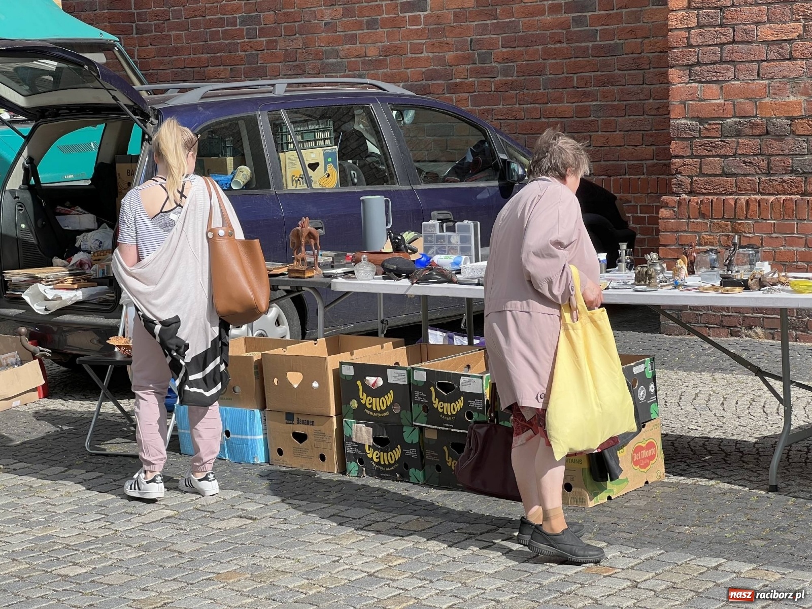Zdjęcie w galerii na portalu naszraciborz.pl: Deszcz przestraszył kupców na pl. Dominikańskim wiadomości z regionu