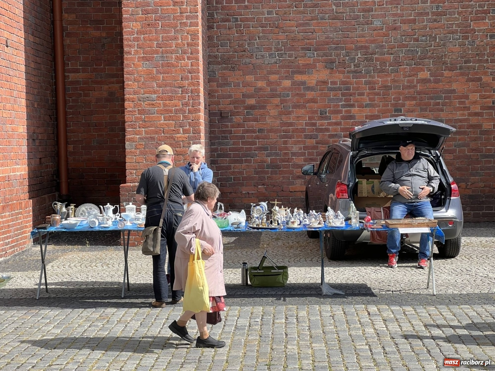 Zdjęcie w galerii na portalu naszraciborz.pl: Deszcz przestraszył kupców na pl. Dominikańskim wiadomości z regionu