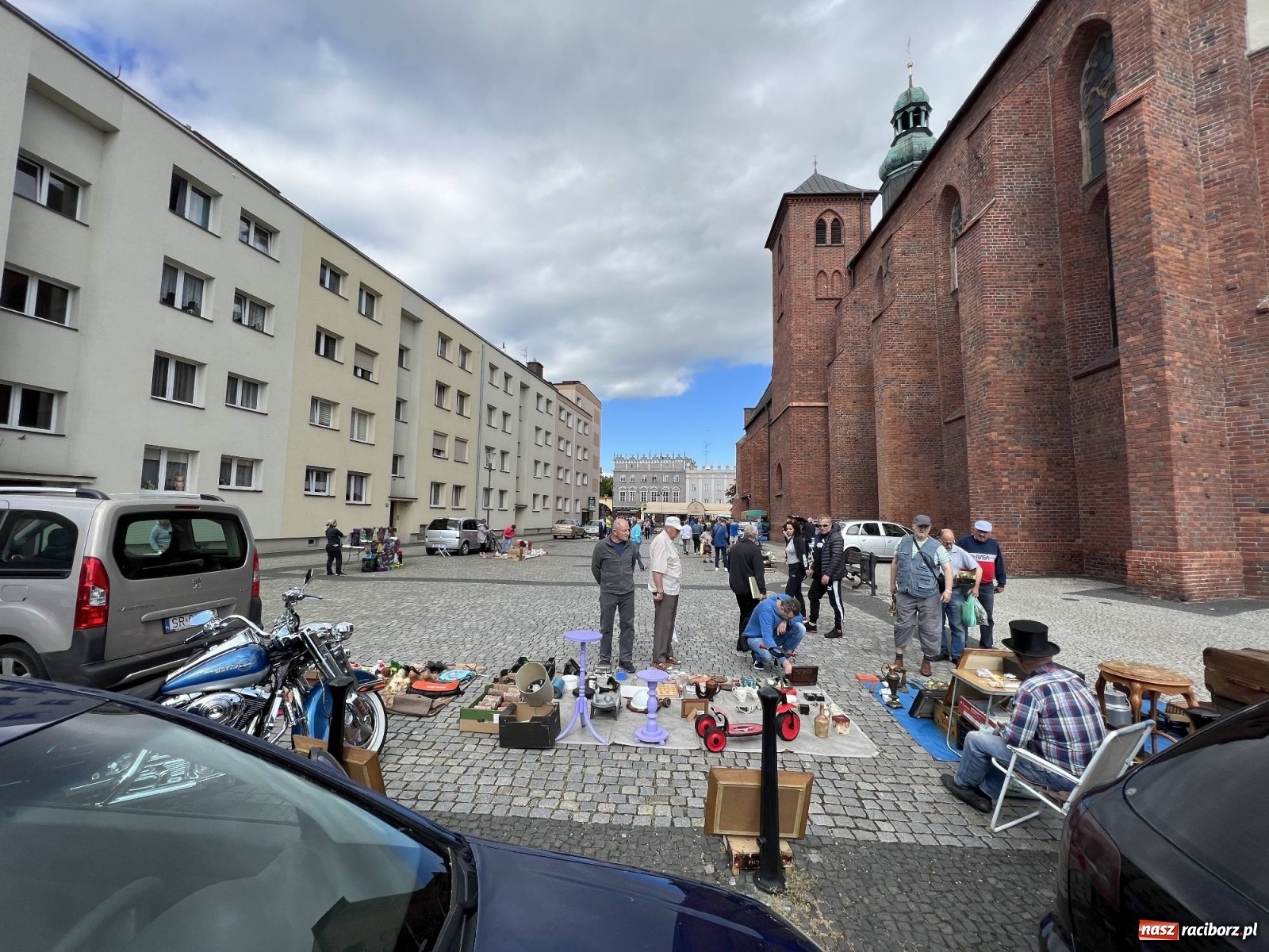 Zdjęcie w galerii na portalu naszraciborz.pl: Deszcz przestraszył kupców na pl. Dominikańskim wiadomości z regionu