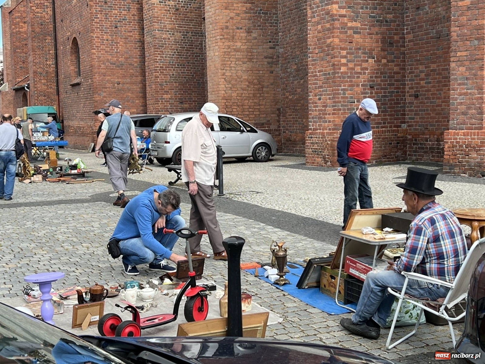 Zdjęcie w galerii na portalu naszraciborz.pl: Deszcz przestraszył kupców na pl. Dominikańskim wiadomości z regionu