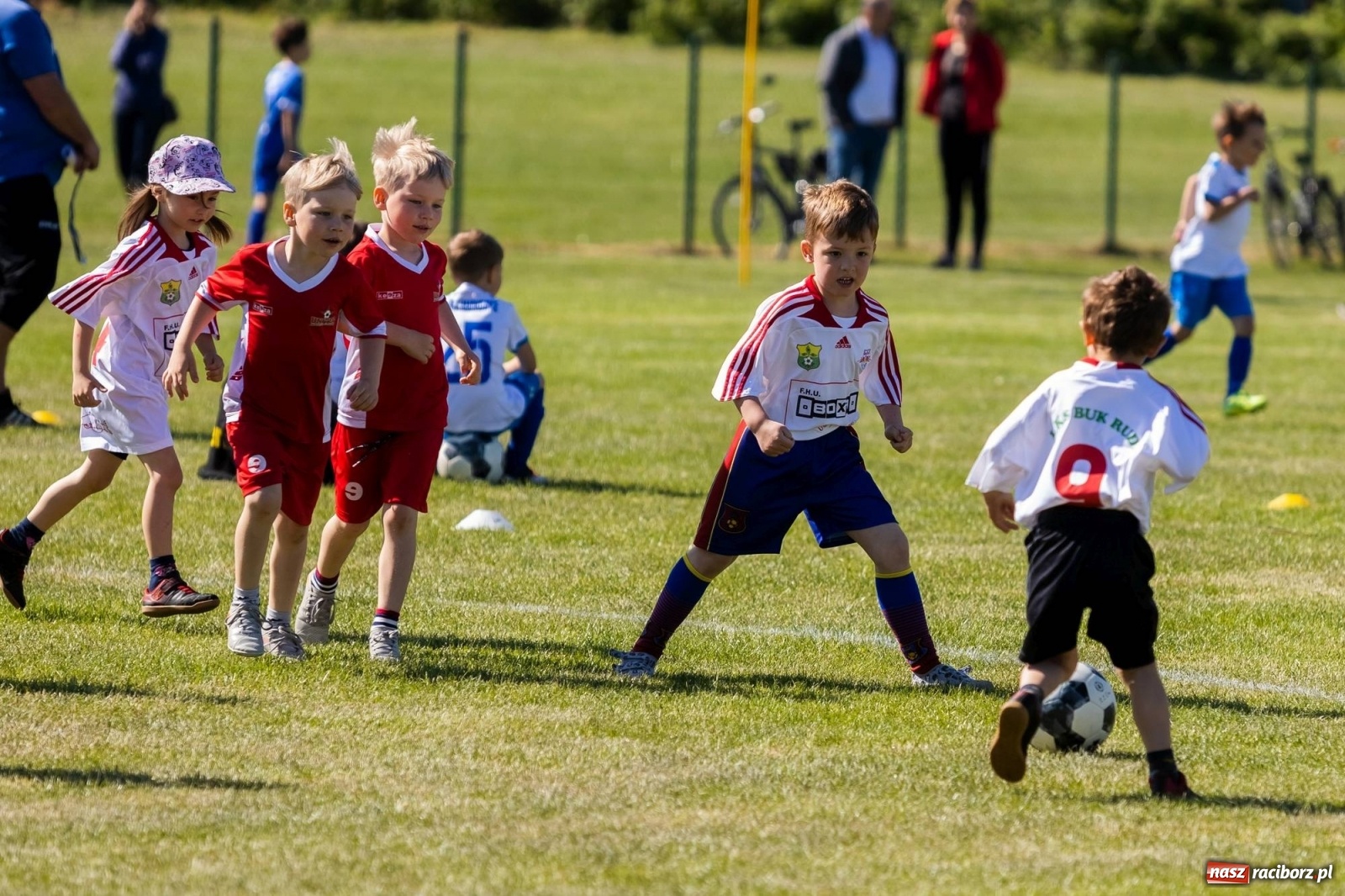 Zdjęcie w galerii na portalu naszraciborz.pl: Najmłodsi walczyli o każdą piłkę. II Turniej Małych Bajtlów w Markowicach [FOTO] wiadomości z regionu