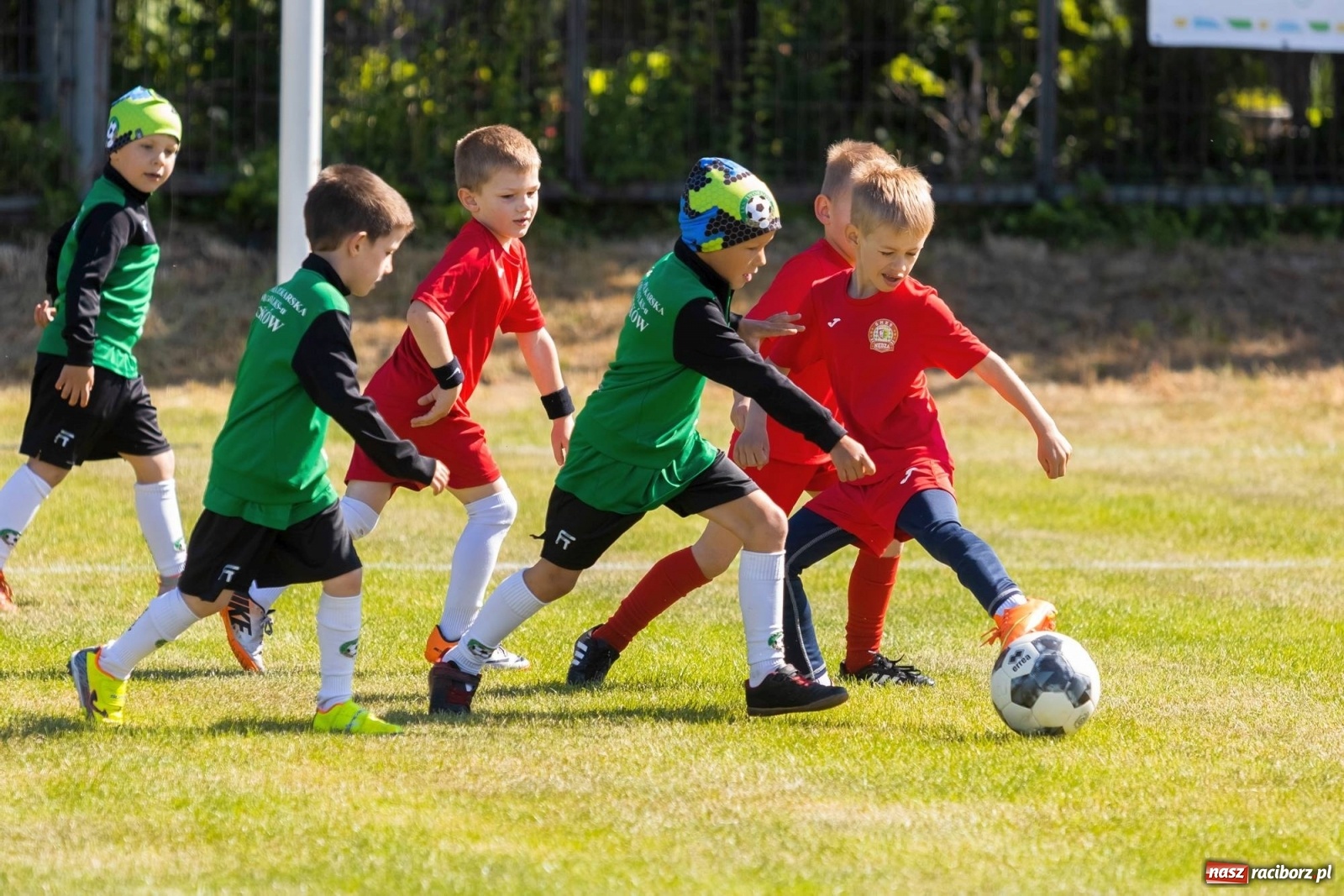 Zdjęcie w galerii na portalu naszraciborz.pl: Najmłodsi walczyli o każdą piłkę. II Turniej Małych Bajtlów w Markowicach [FOTO] wiadomości z regionu