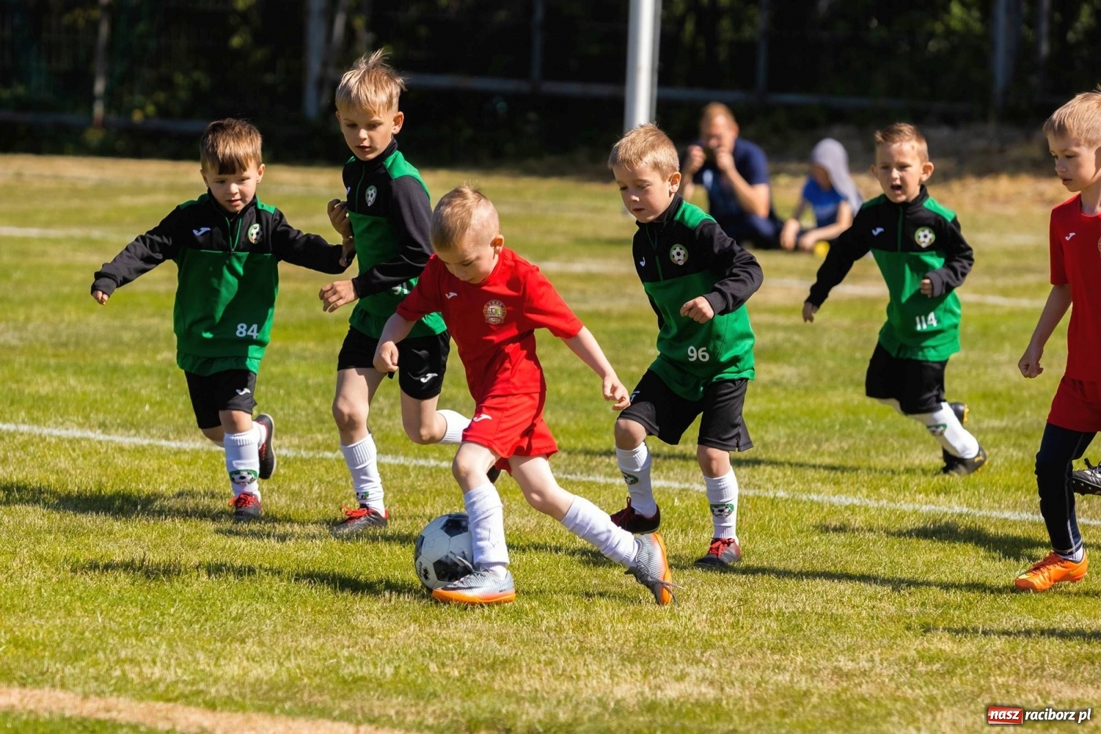 Zdjęcie w galerii na portalu naszraciborz.pl: Najmłodsi walczyli o każdą piłkę. II Turniej Małych Bajtlów w Markowicach [FOTO] wiadomości z regionu