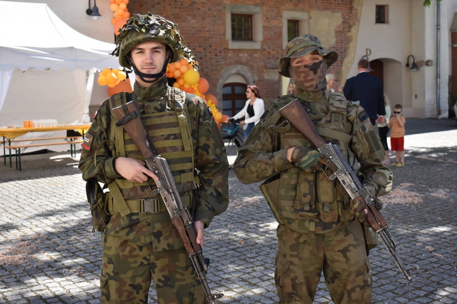 Zdjęcie w galerii na portalu naszraciborz.pl: Piknik wojskowy na raciborskim zamku. Tak armia zachęca do służby wiadomości z regionu