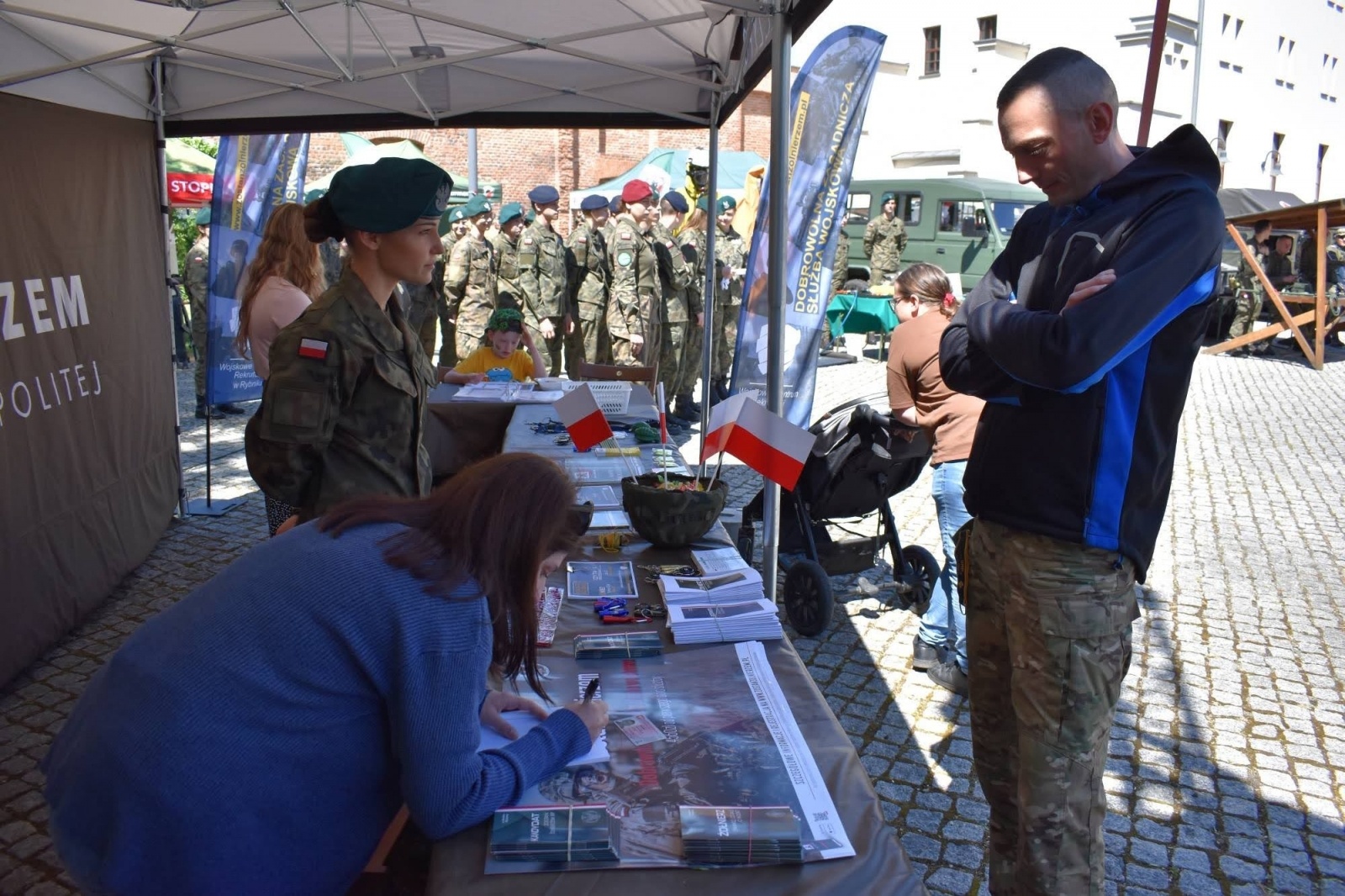 Zdjęcie w galerii na portalu naszraciborz.pl: Piknik wojskowy na raciborskim zamku. Tak armia zachęca do służby wiadomości z regionu