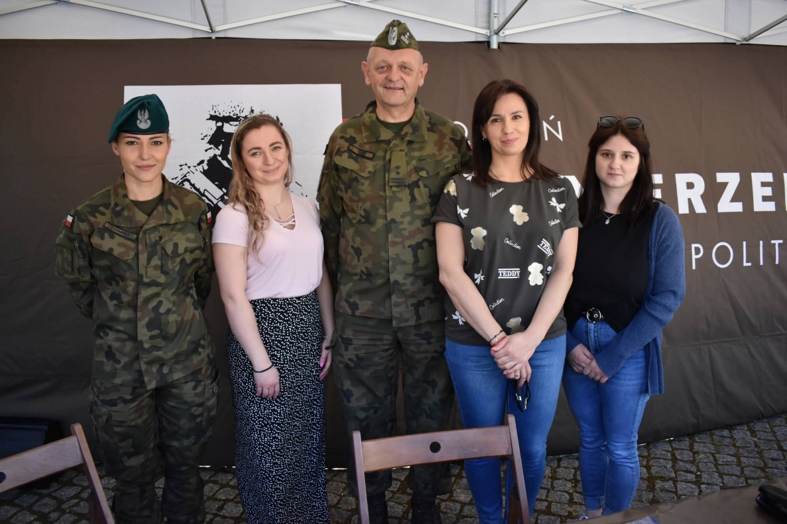 Zdjęcie w galerii na portalu naszraciborz.pl: Piknik wojskowy na raciborskim zamku. Tak armia zachęca do służby wiadomości z regionu