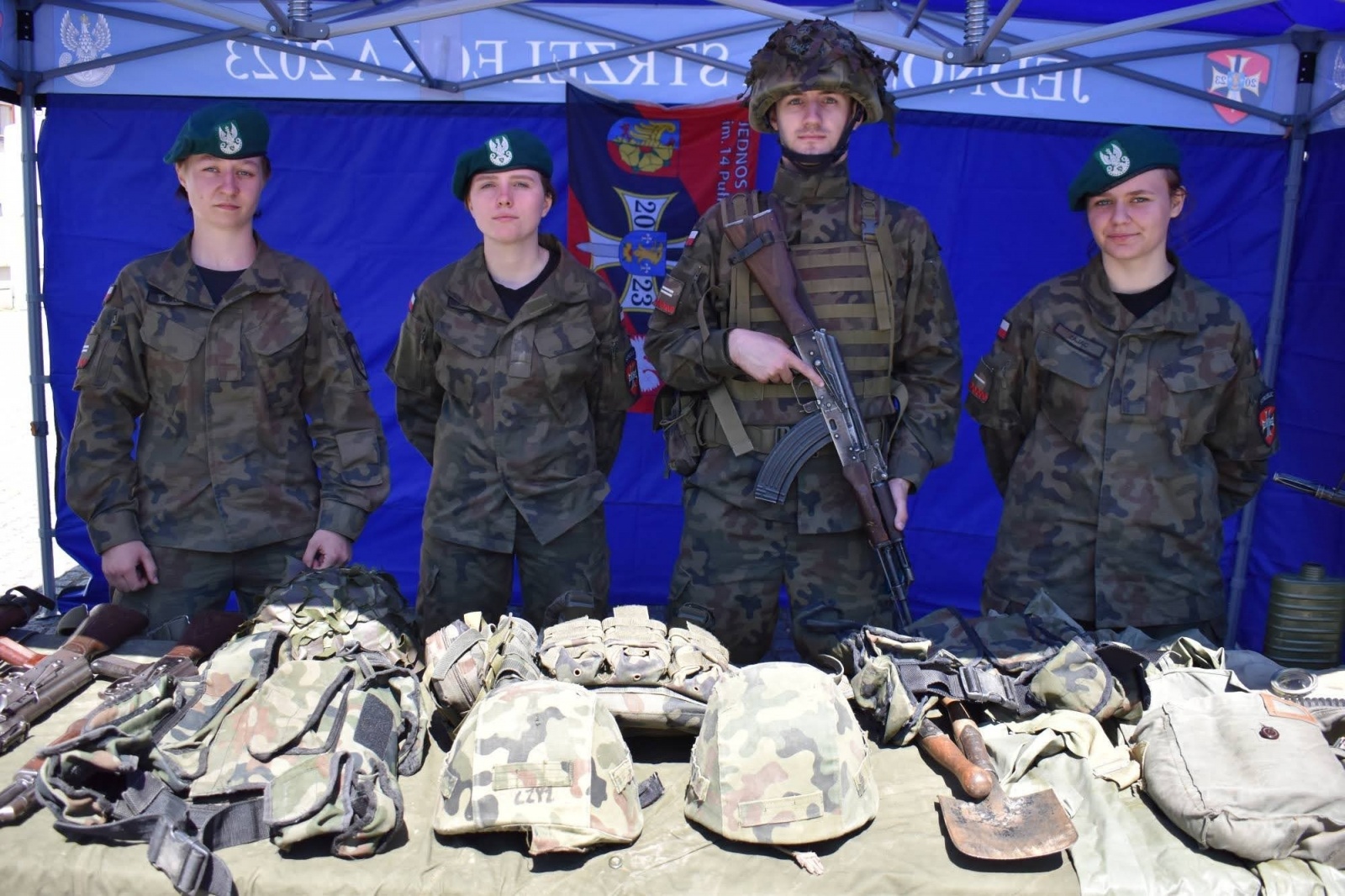 Zdjęcie w galerii na portalu naszraciborz.pl: Piknik wojskowy na raciborskim zamku. Tak armia zachęca do służby wiadomości z regionu