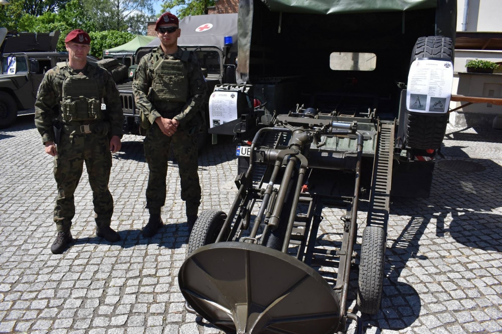 Zdjęcie w galerii na portalu naszraciborz.pl: Piknik wojskowy na raciborskim zamku. Tak armia zachęca do służby wiadomości z regionu