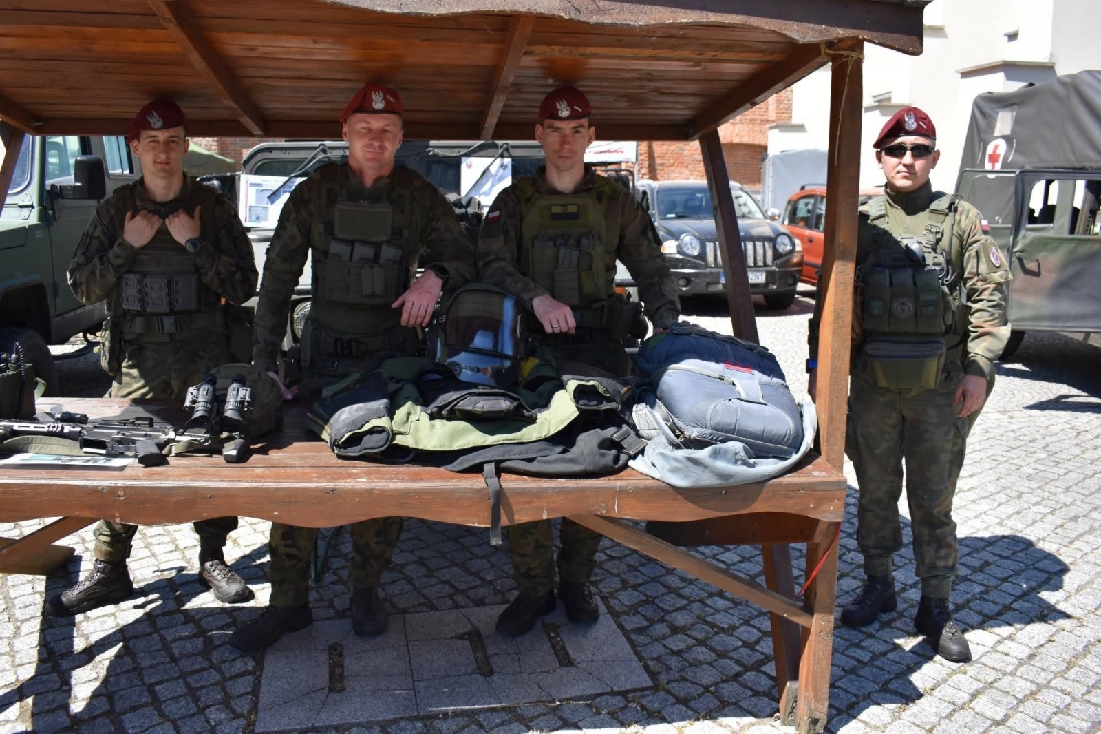 Zdjęcie w galerii na portalu naszraciborz.pl: Piknik wojskowy na raciborskim zamku. Tak armia zachęca do służby wiadomości z regionu